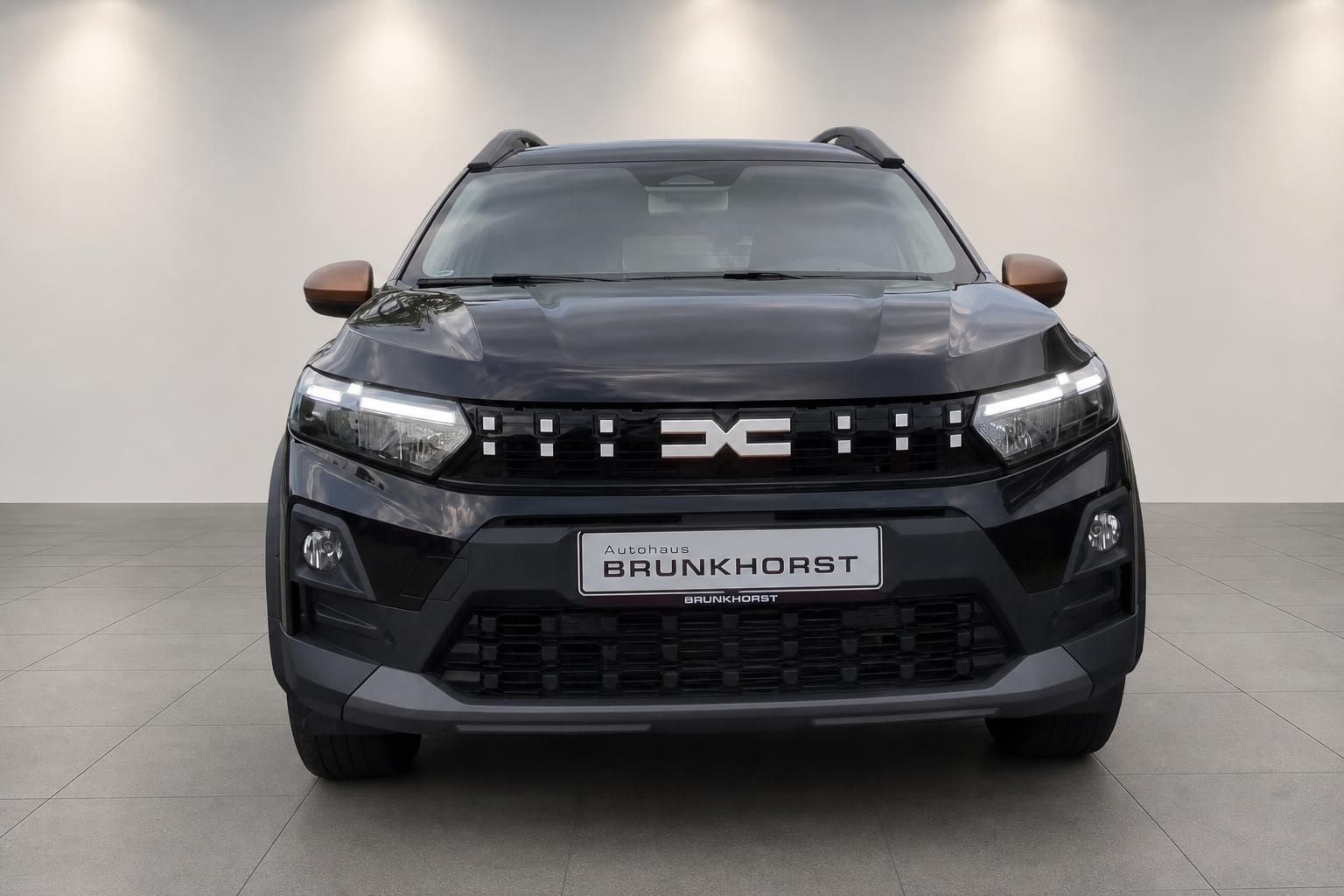 Dacia Jogger schwarz Frontansicht mit LED-Scheinwerfern im Showroom