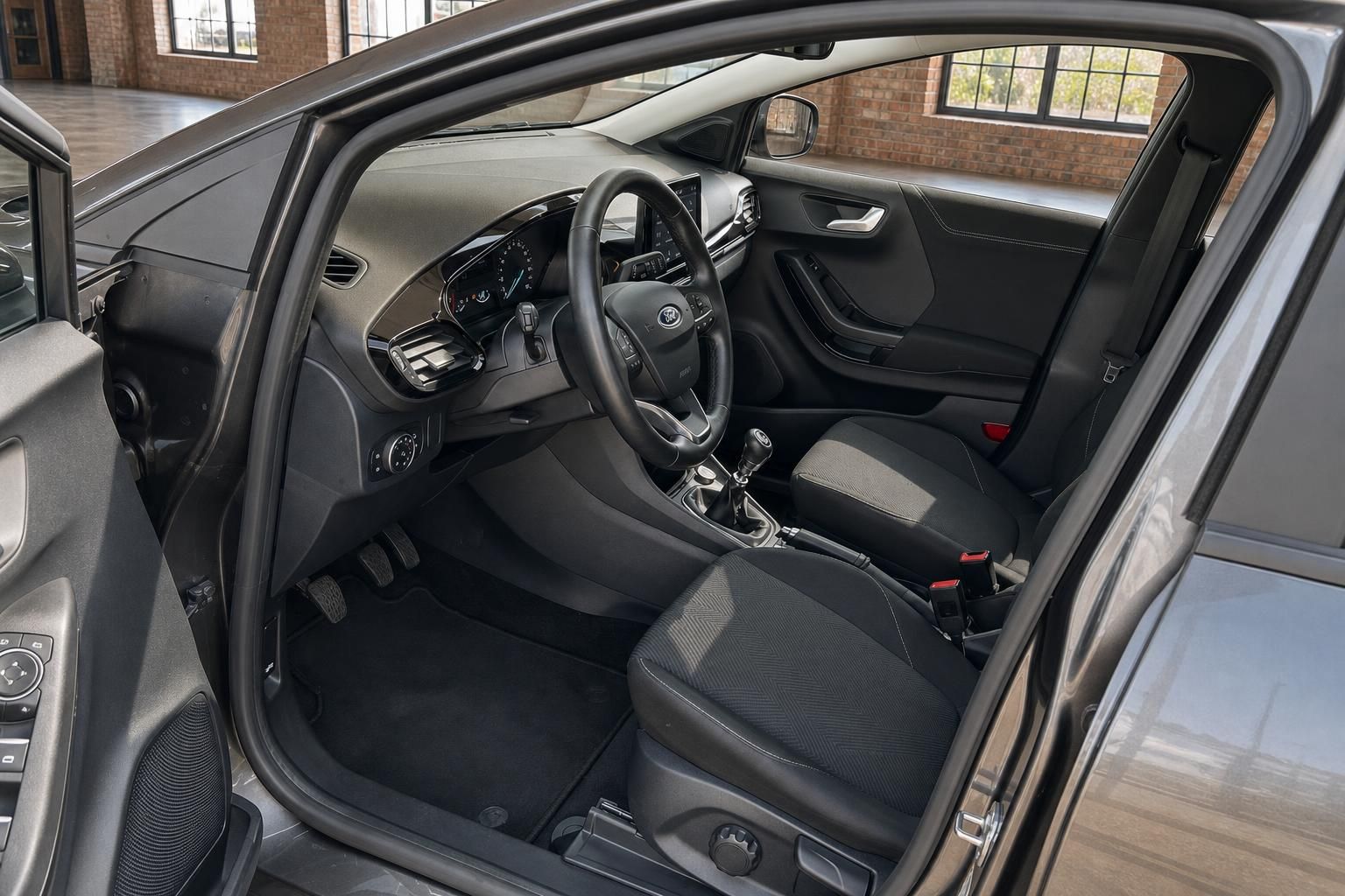 Ford Puma Innenraum Cockpit und Vordersitze durch offene Tuer