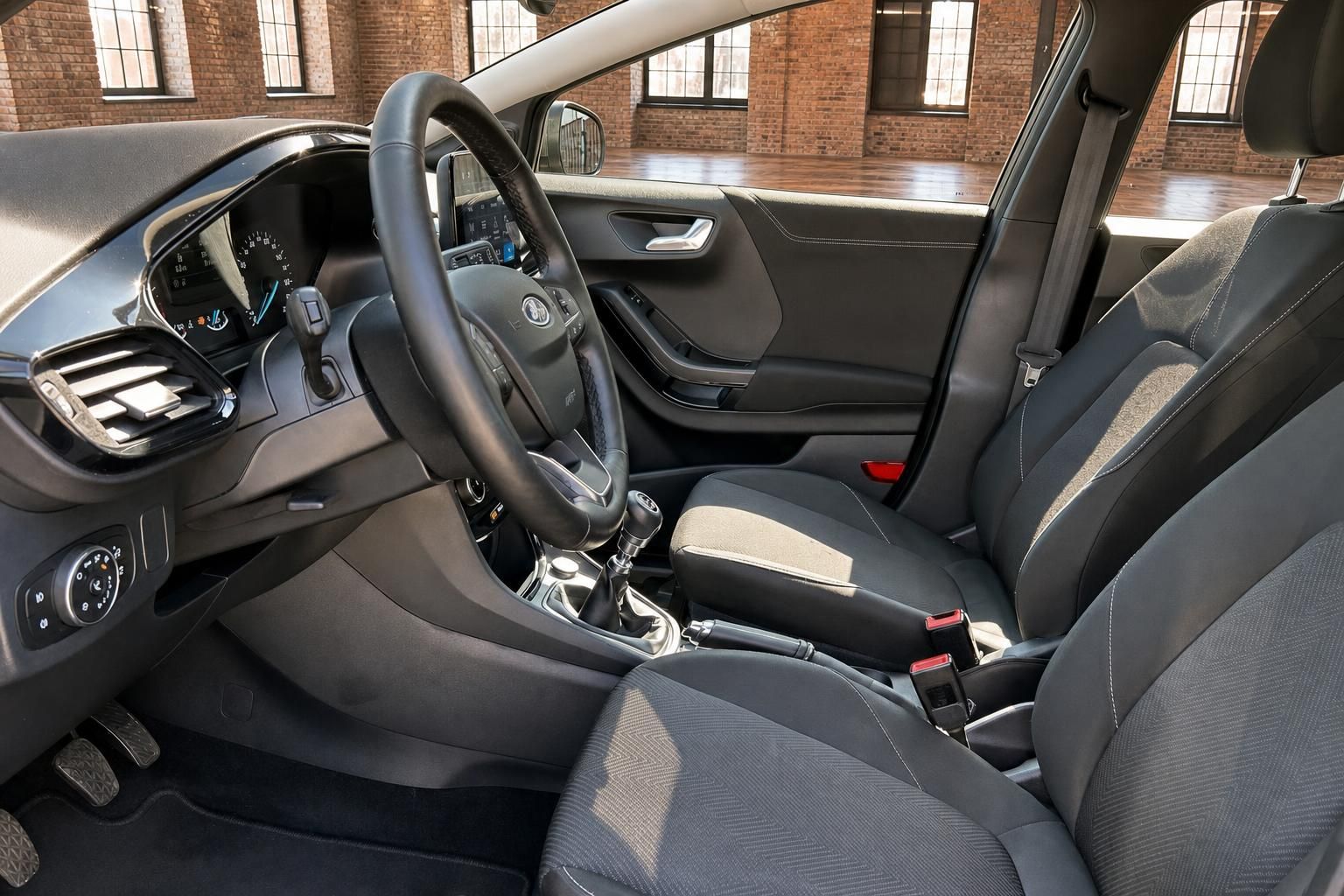 Ford Fiesta Innenraum: Vordersitze, Lenkrad und Armaturenbrett im Detail