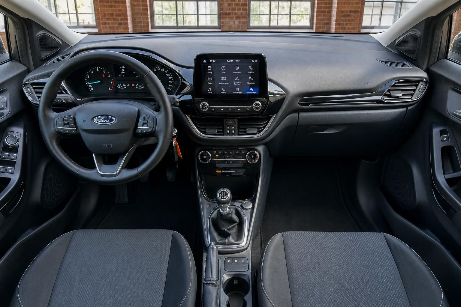 Ford Fiesta Innenraum von vorne: Cockpit, Lenkrad und Sitze im Überblick