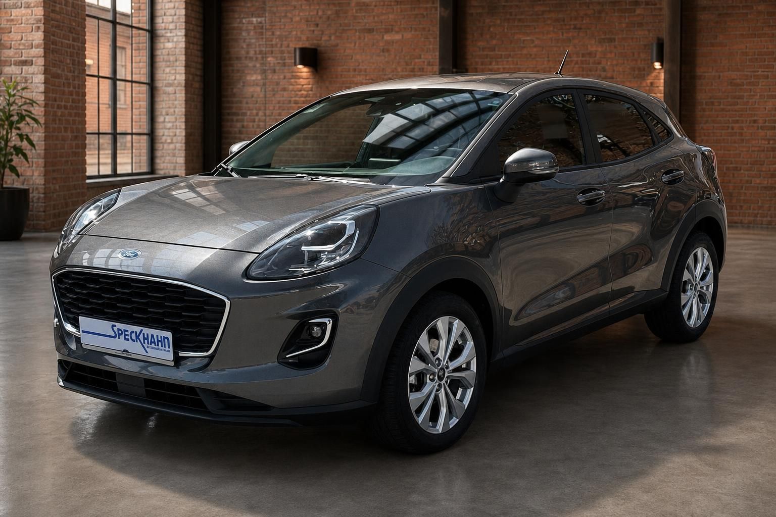 Ford Puma grau metallic Frontansicht in Showroom-Halle