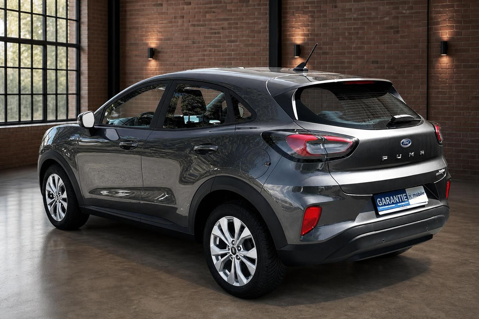 Ford Puma grau Heckansicht schraeg mit Alufelgen