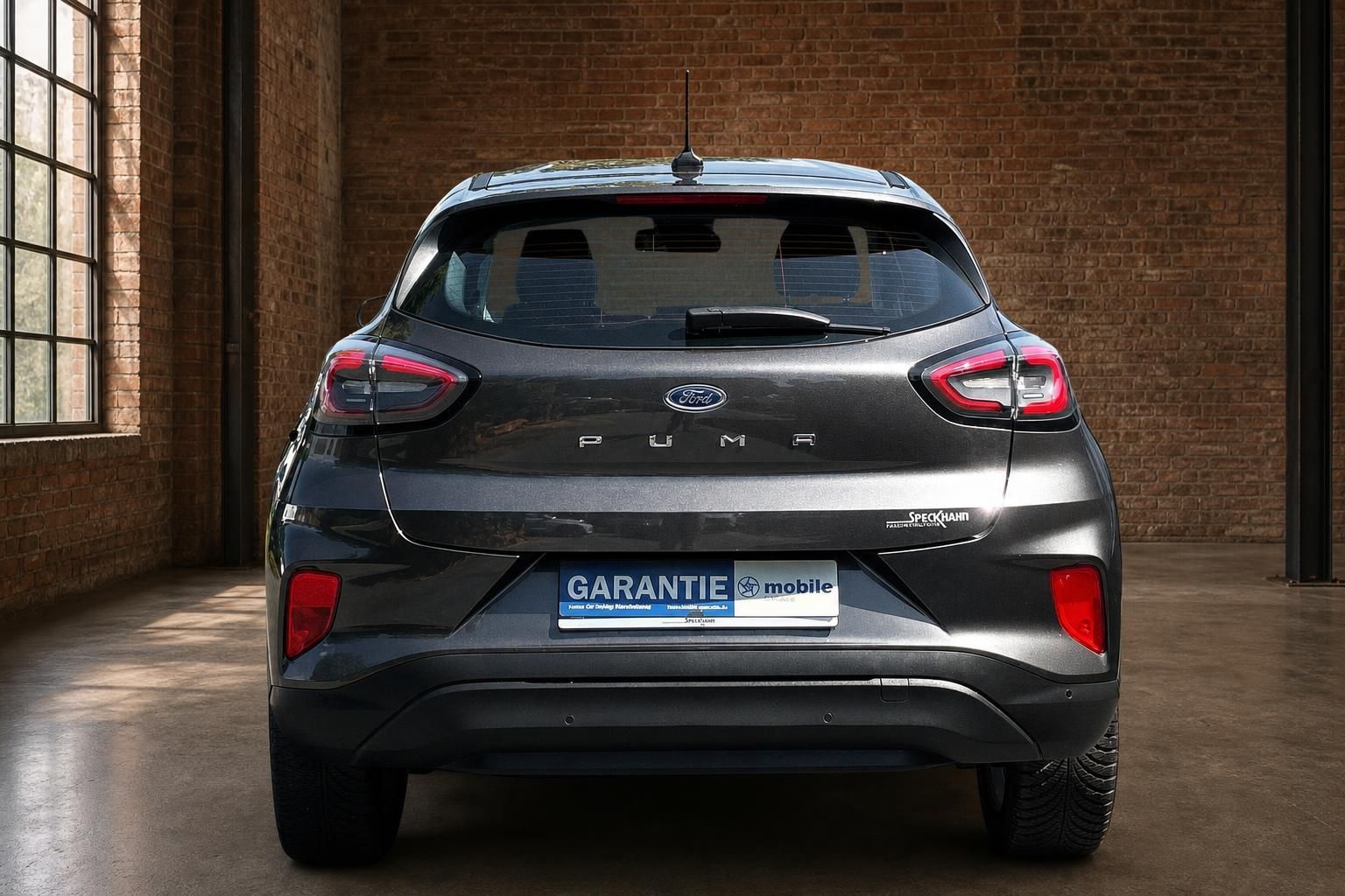 Ford Puma grau Heckansicht direkt mit Ruecklichtern