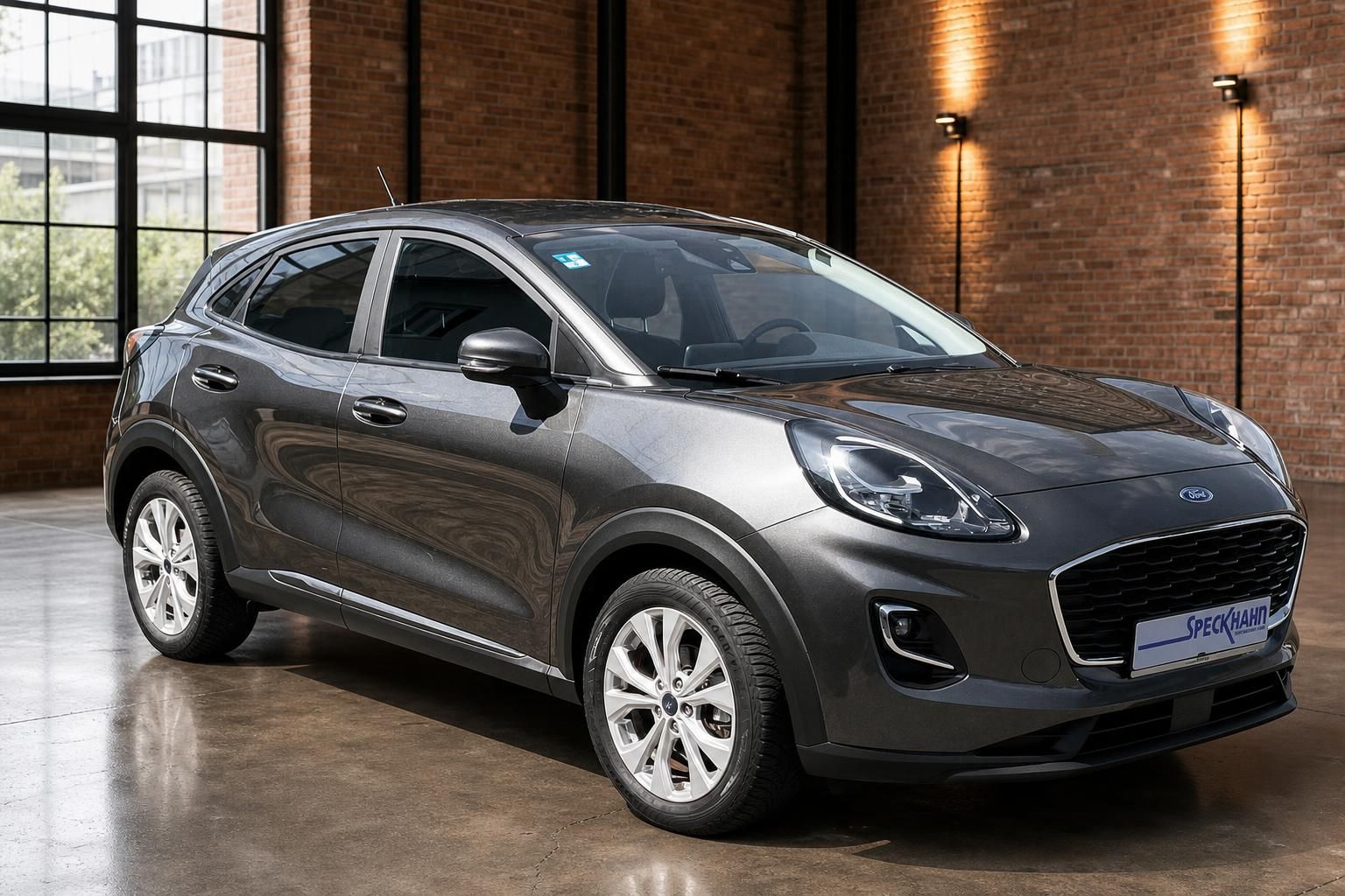 Ford Puma dunkelgrau Frontansicht seitlich in Halle