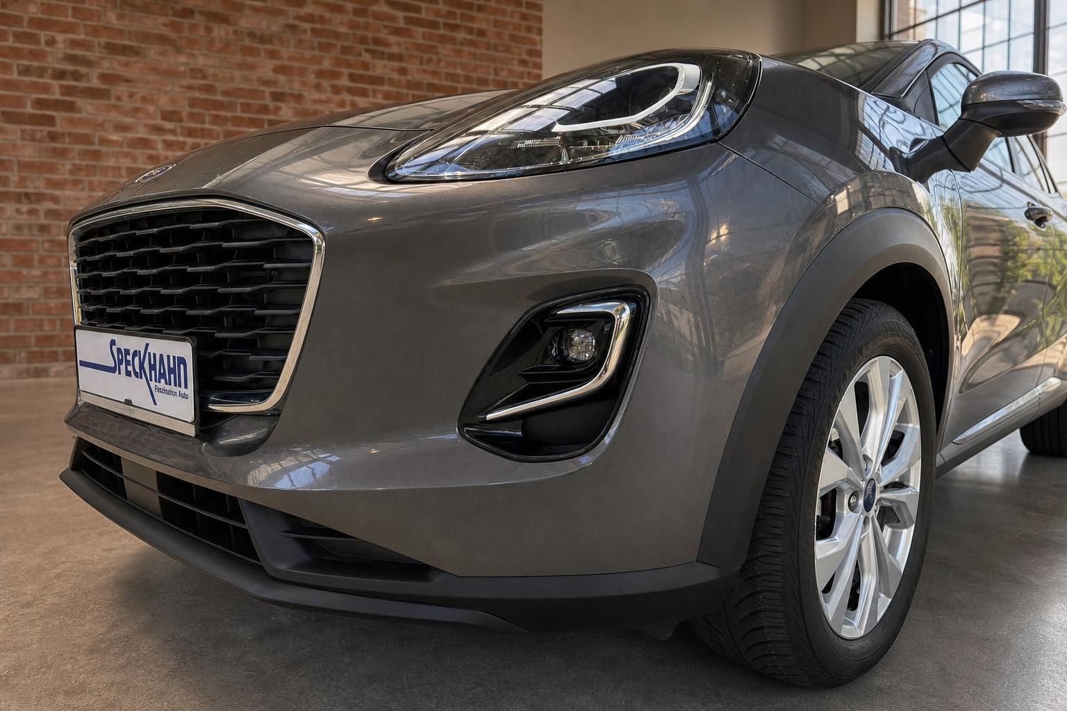 Ford Puma grau Front- und Seitenansicht mit Leichtmetallfelgen