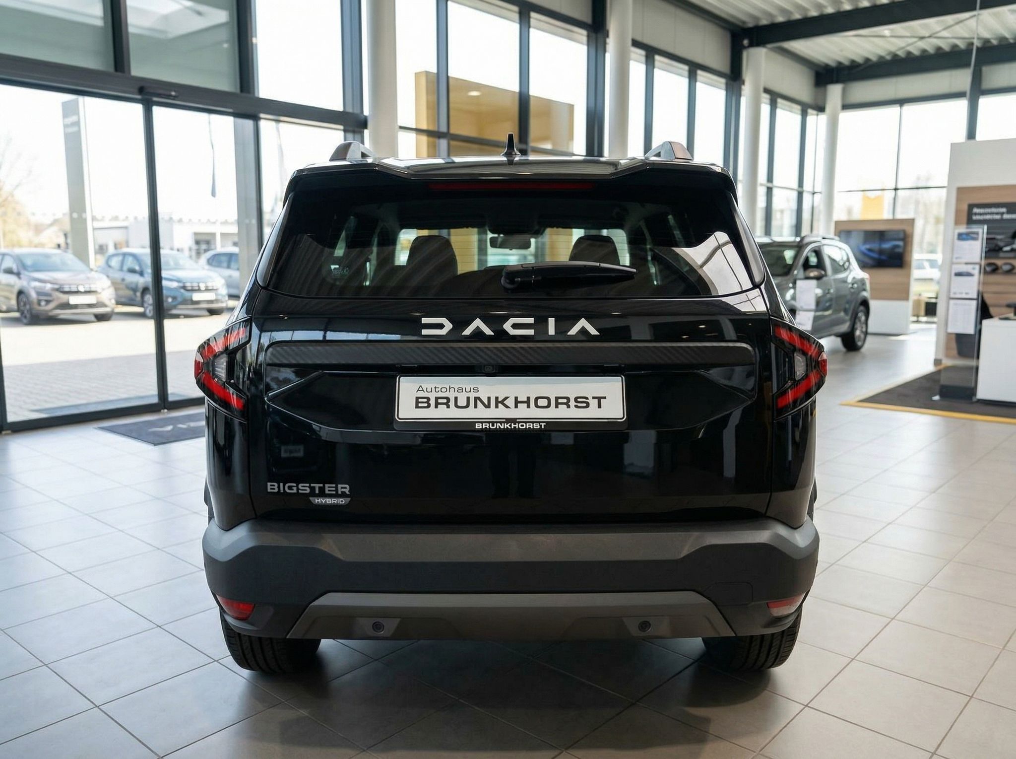 Schwarzer Dacia Bigster SUV Heckansicht im Autohaus Brunkhorst Showroom mit Kennzeichen
