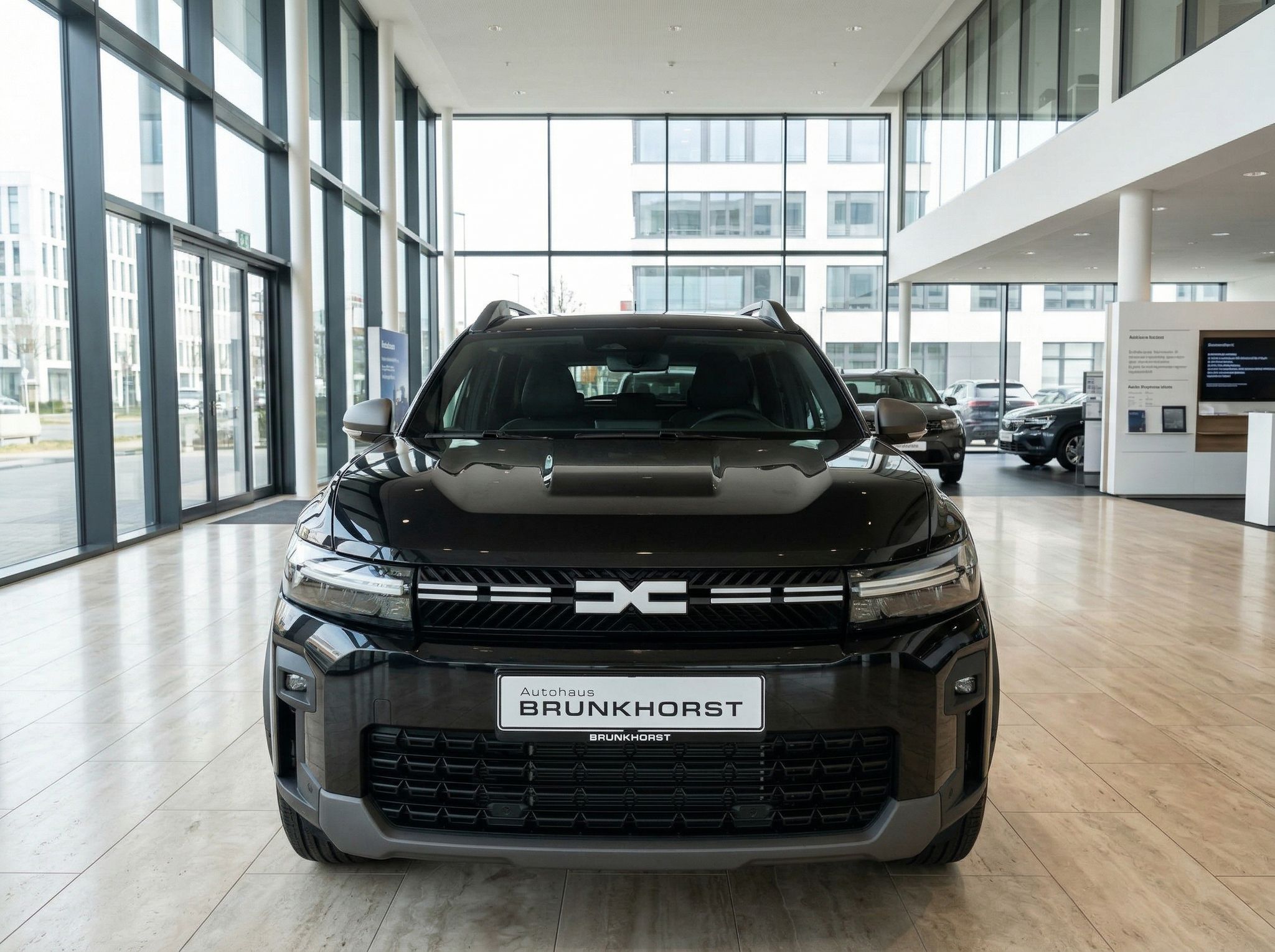Schwarzer Dacia SUV Frontansicht im hellen Autohaus-Showroom mit großen Fenstern