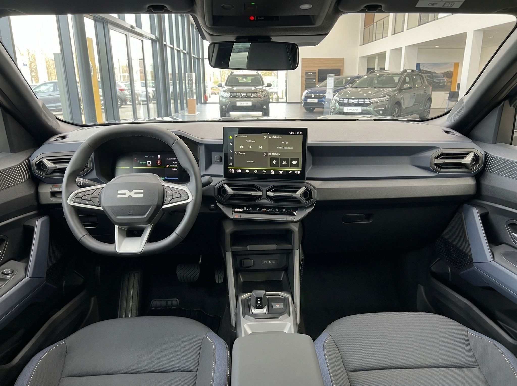 Dacia Sandero Stepway Innenraum - Cockpit mit Lenkrad, Touchscreen und Sitzbezügen in Grau