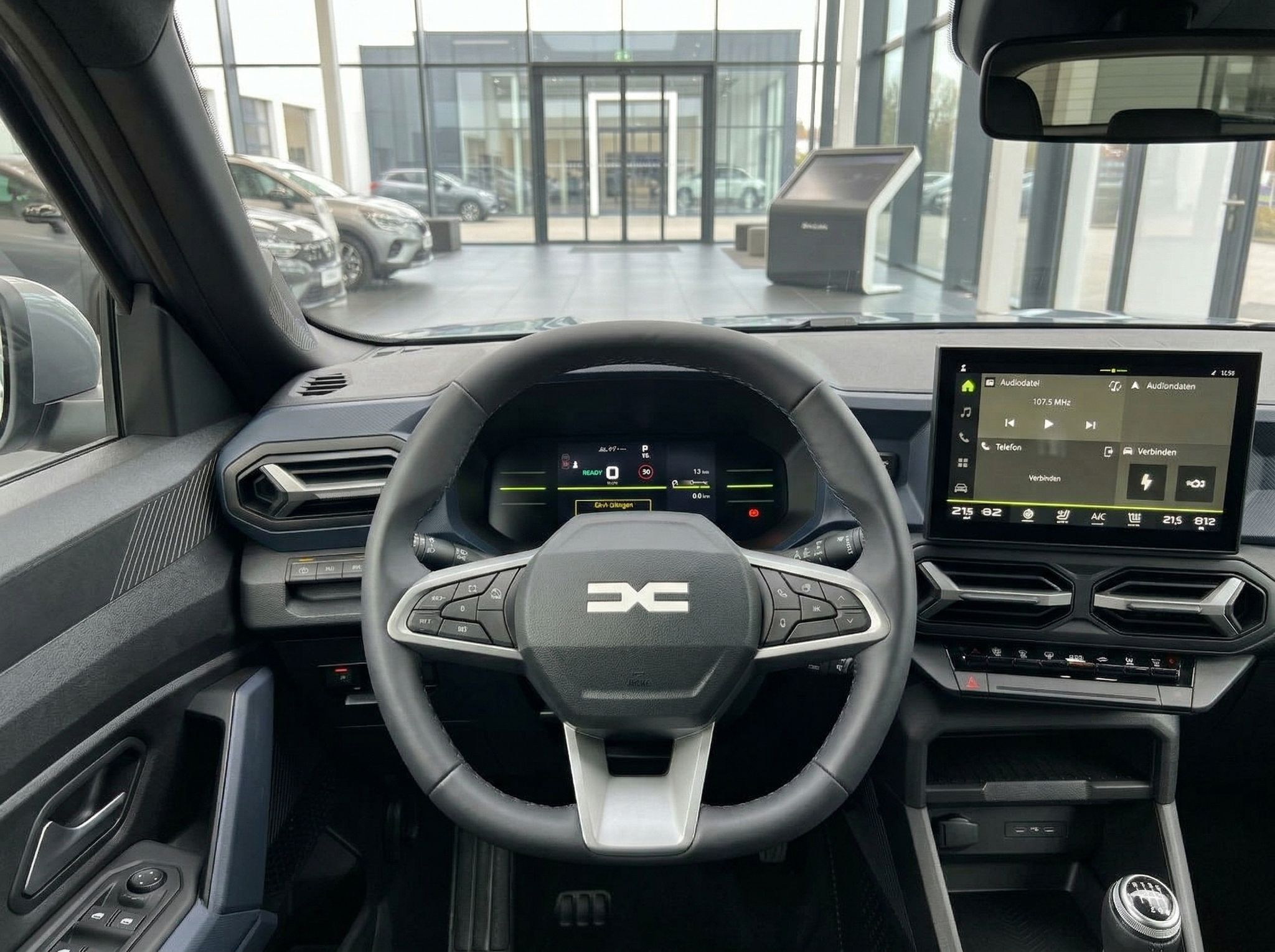 Dacia Sandero Stepway Fahrerplatz - Lenkrad mit Logo, digitales Display und Infotainment-System