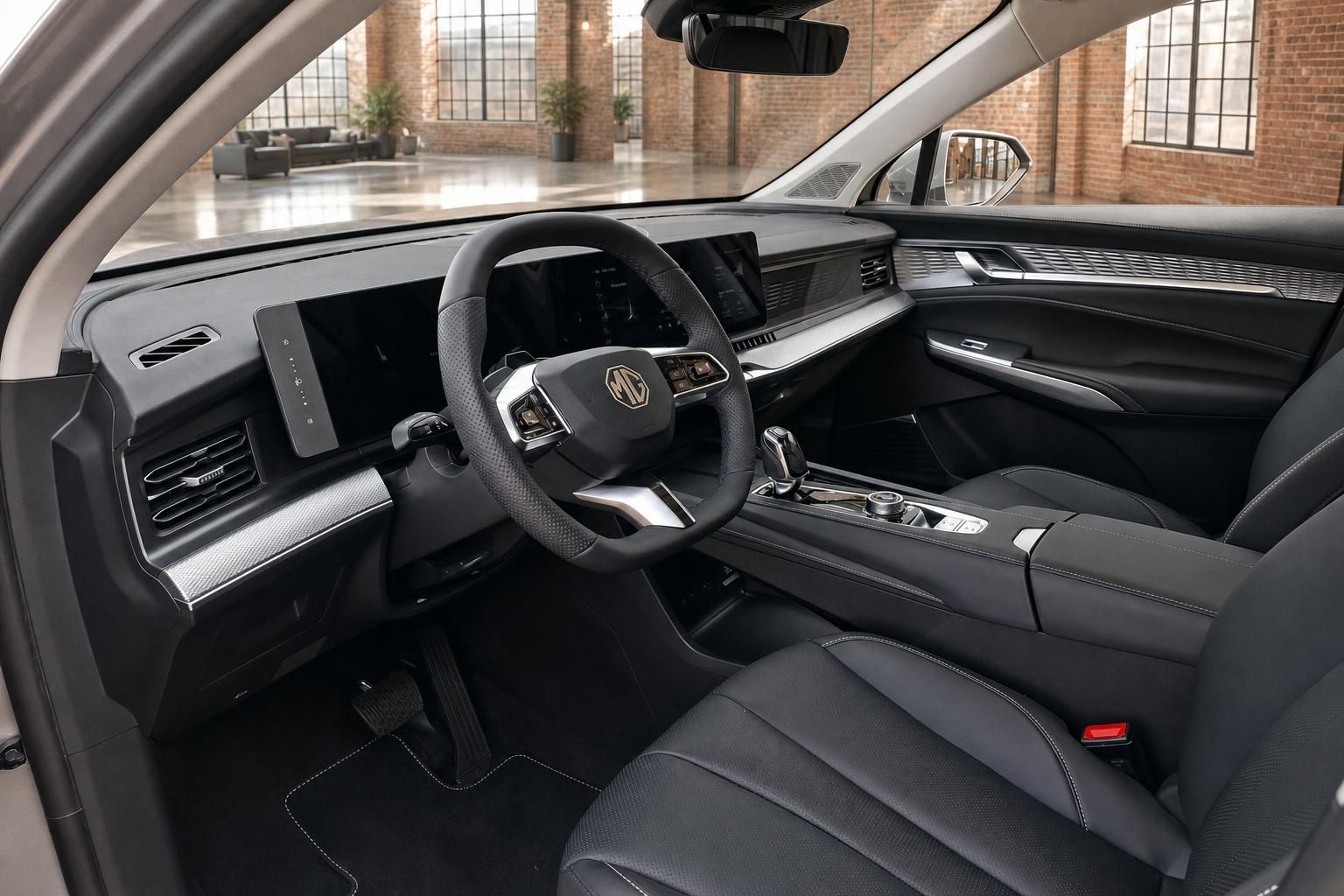 MG SUV Innenraum mit Lenkrad, Cockpit und Digitaldisplay