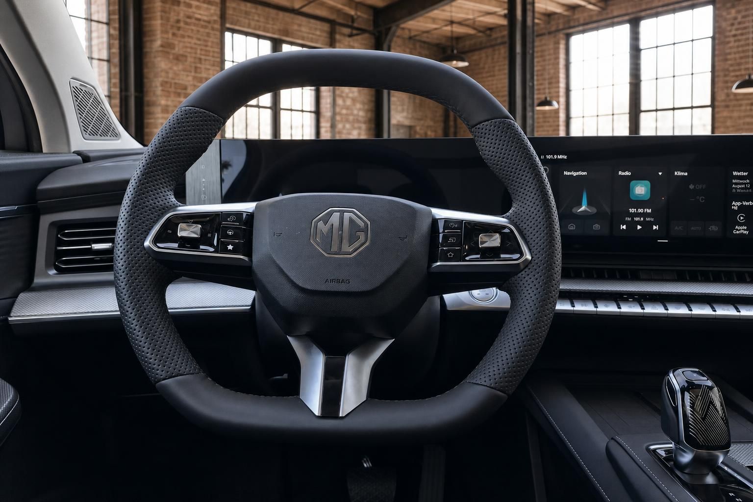 MG Lenkrad Nahaufnahme mit Bedienelementen und Infotainment