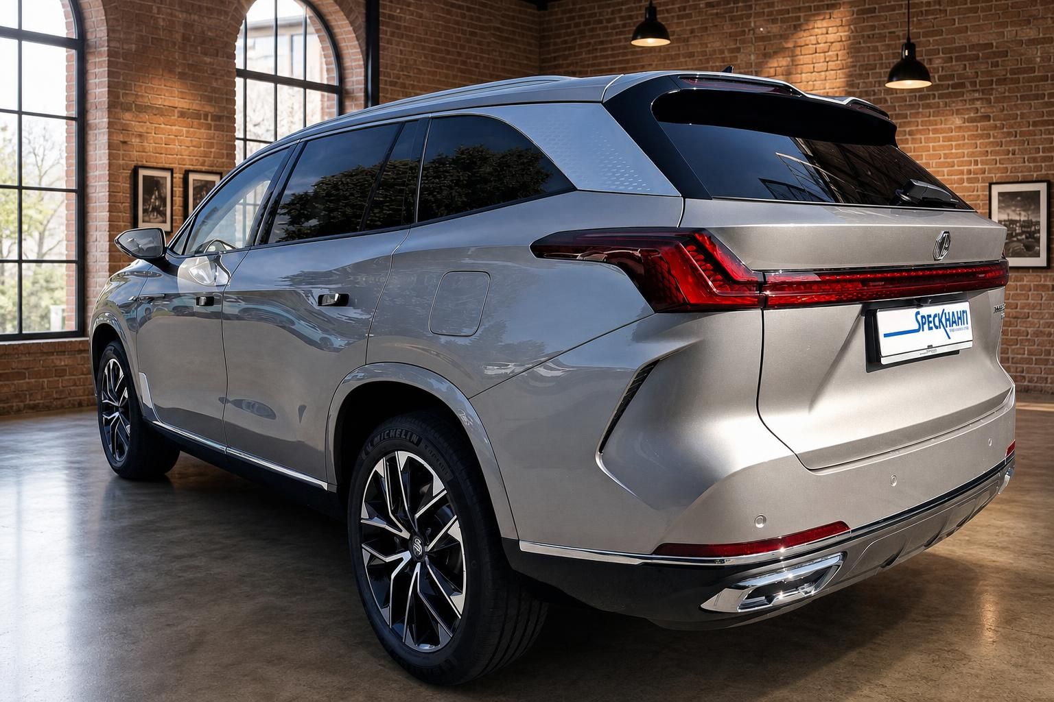 MG SUV Heckansicht schraeg mit Ruecklichtern in Showroom