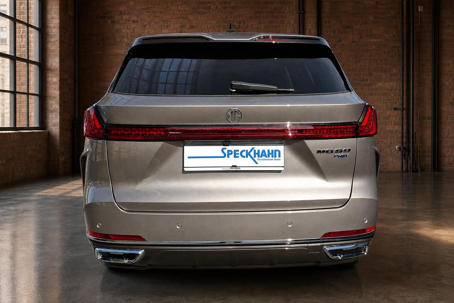 MG S9 PHEV Heckansicht frontal im modernen Autohaus-Showroom