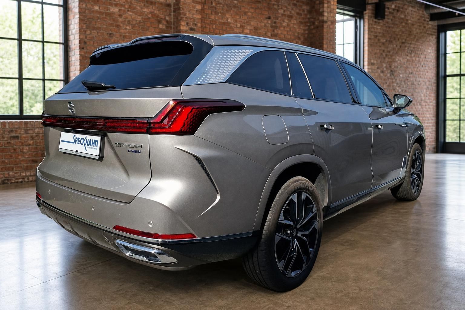 MG SUV PHEV Heckansicht schraeg mit LED-Ruecklichtern