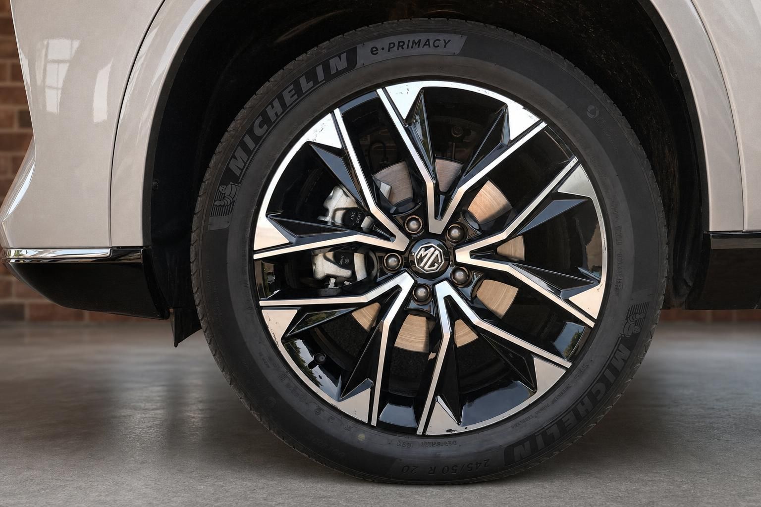 MG Fahrzeug Felge im Detail mit Michelin e-Primacy Reifen