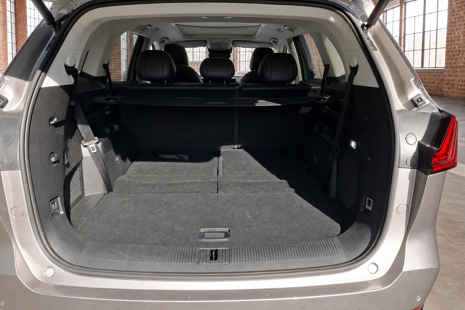 MG SUV Kofferraum mit umgeklappten Sitzen und viel Stauraum