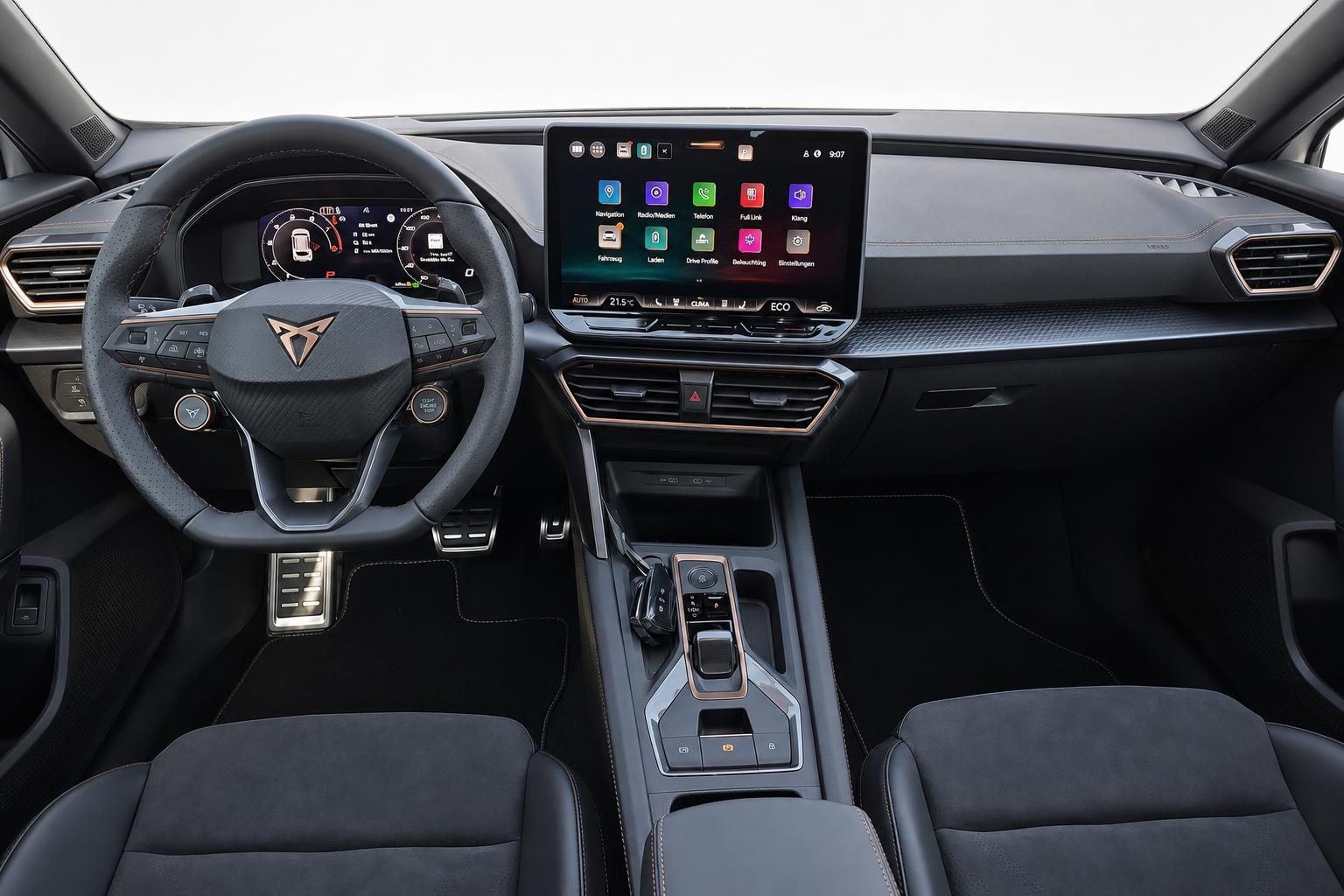 Cockpit mit Lenkrad und digitalem Cockpit im Cupra Innenraum