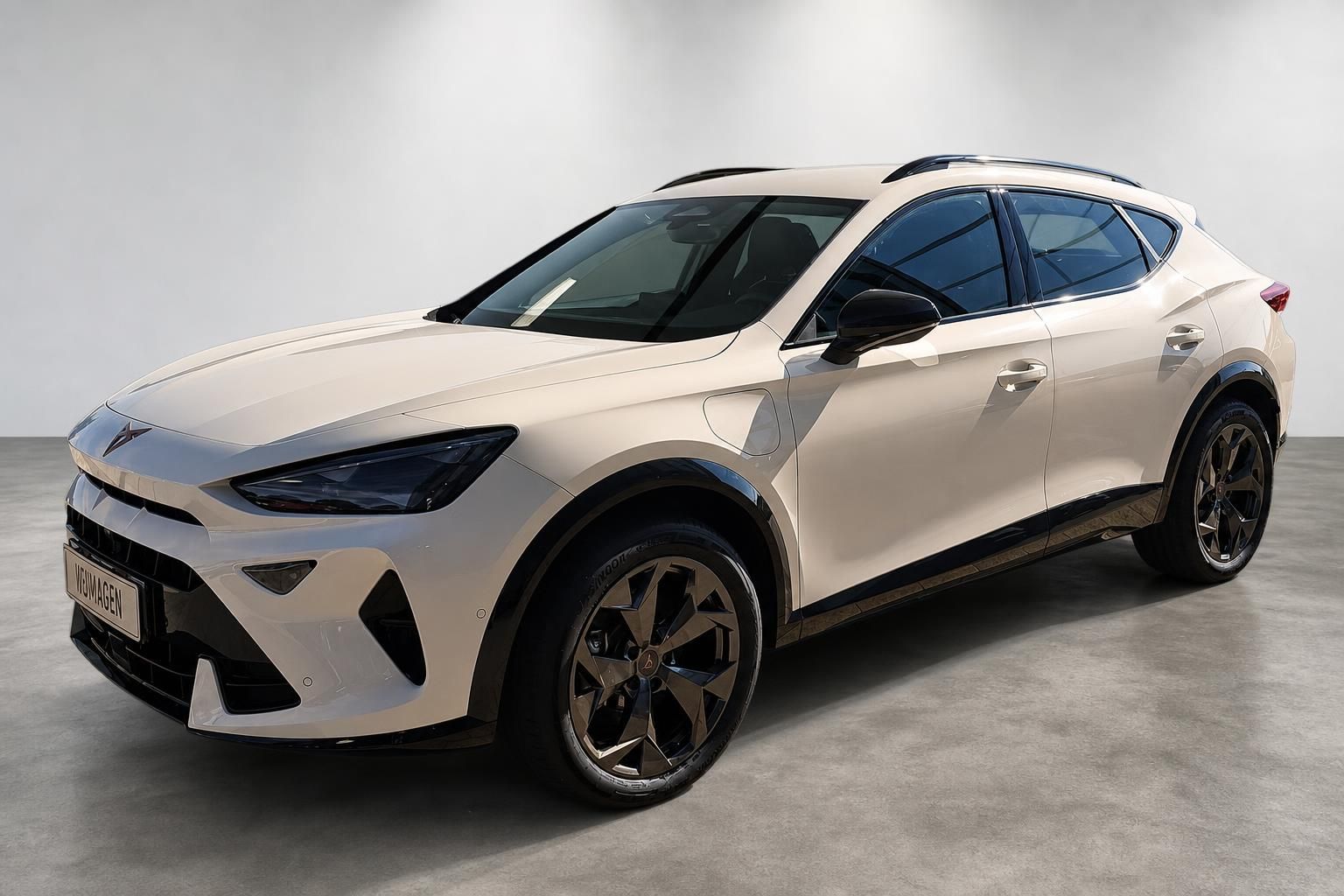 Cupra Formentor Beige, Frontansicht schräg im Studio
