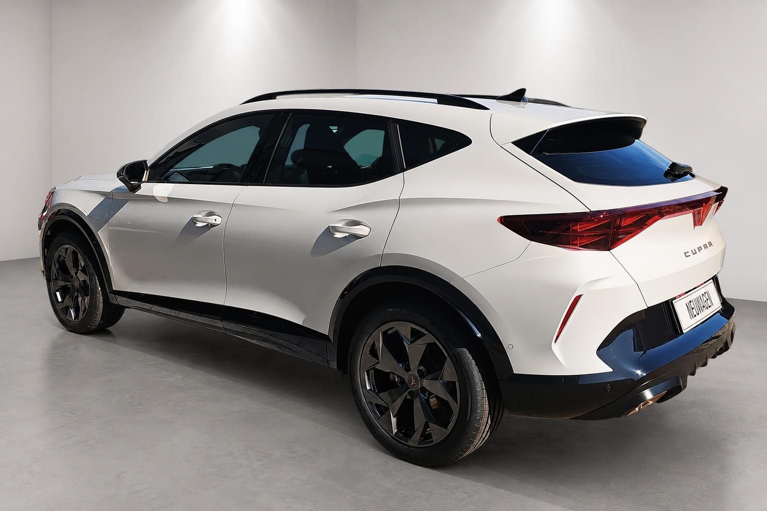 Cupra Formentor weiß, Heckansicht mit Dachspoiler im Studio