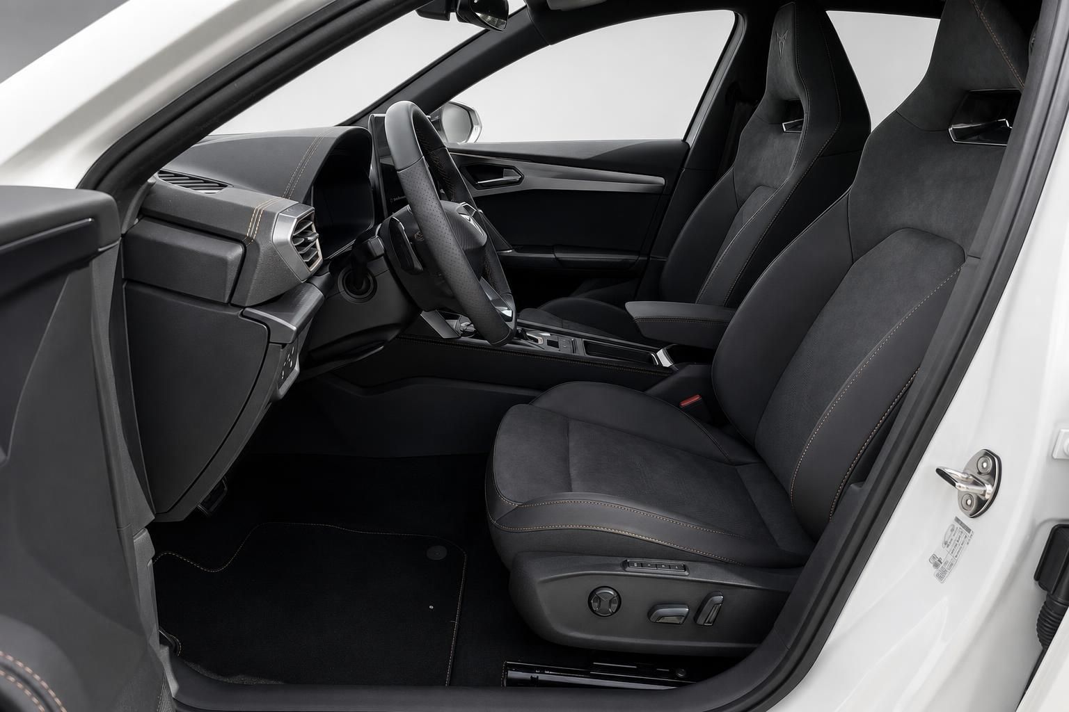 Cupra Innenraum mit Sportsitzen und Cockpit Detailansicht