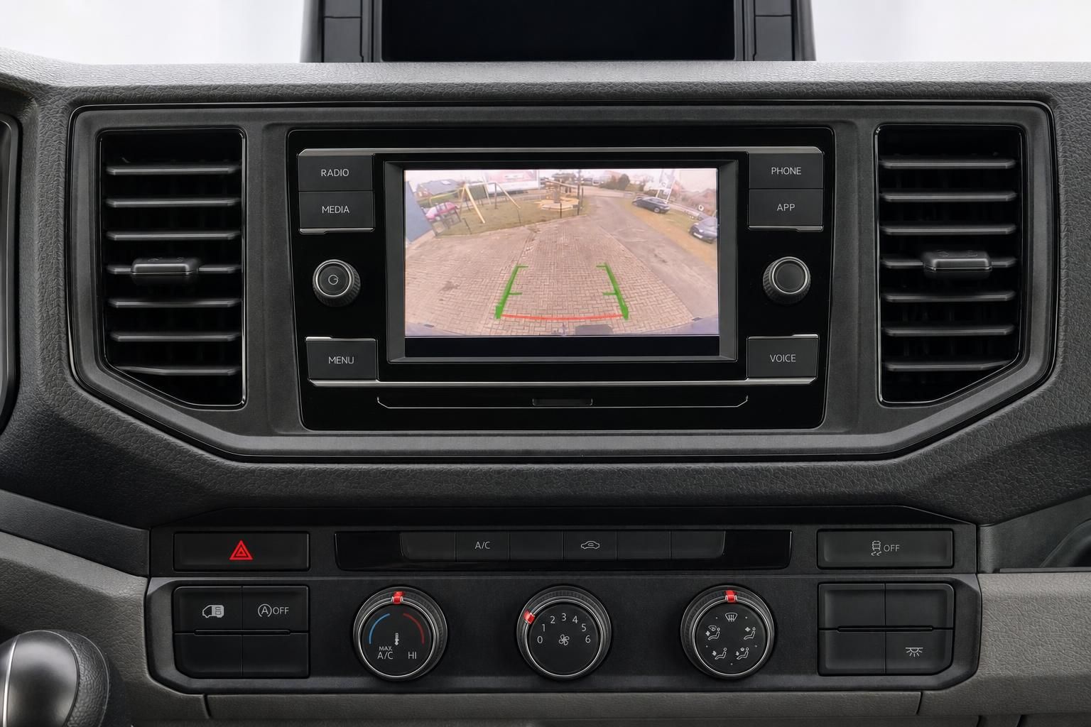 Auto Infotainment-System mit Rückfahrkamera und Klimaregelung - Mittelkonsole Detail