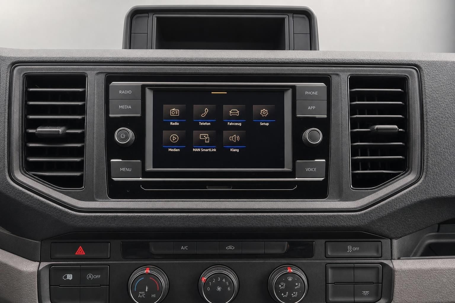 Fahrzeug Innenraum mit Infotainment System und Klimaanlage Bedienelemente