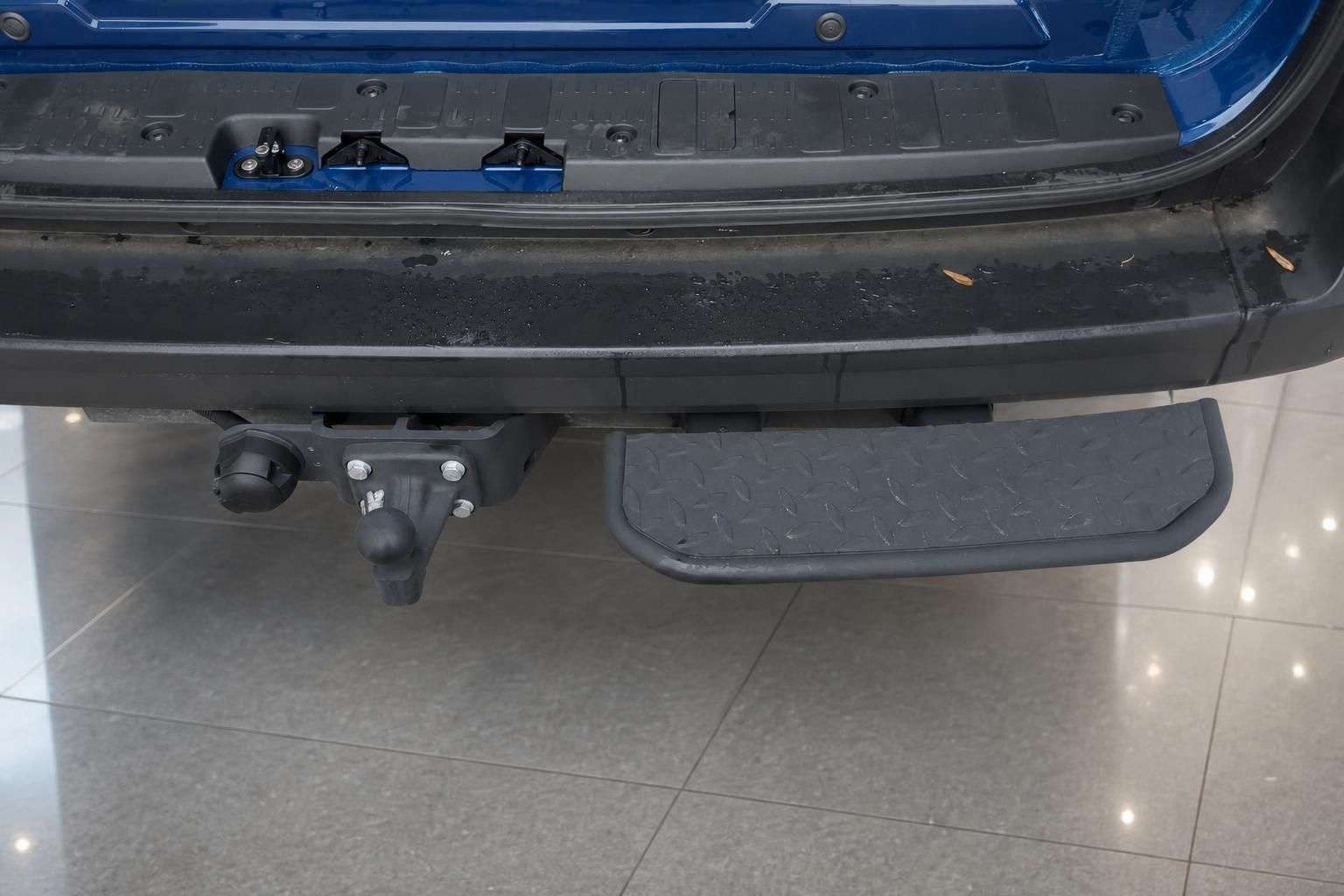 Fahrzeug Anhängerkupplung mit Trittstufe am Heck - Nutzfahrzeug Ausstattung Detail