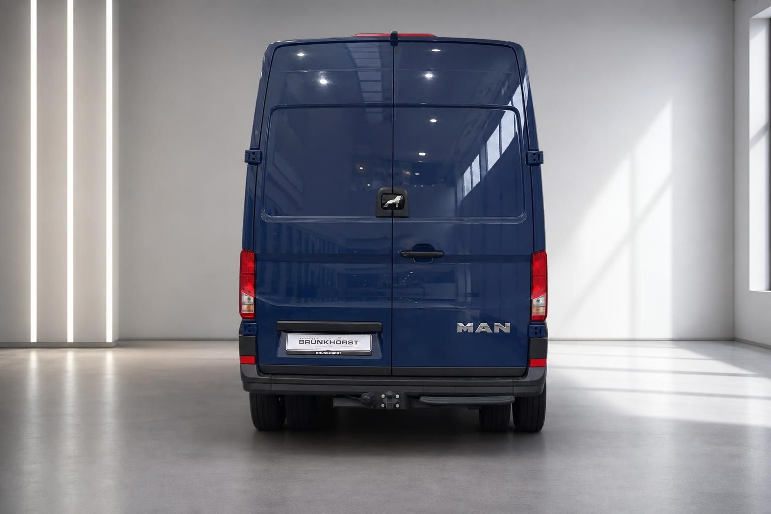 MAN TGE Kastenwagen in blau, Heckansicht mit Hecktüren und Anhängerkupplung