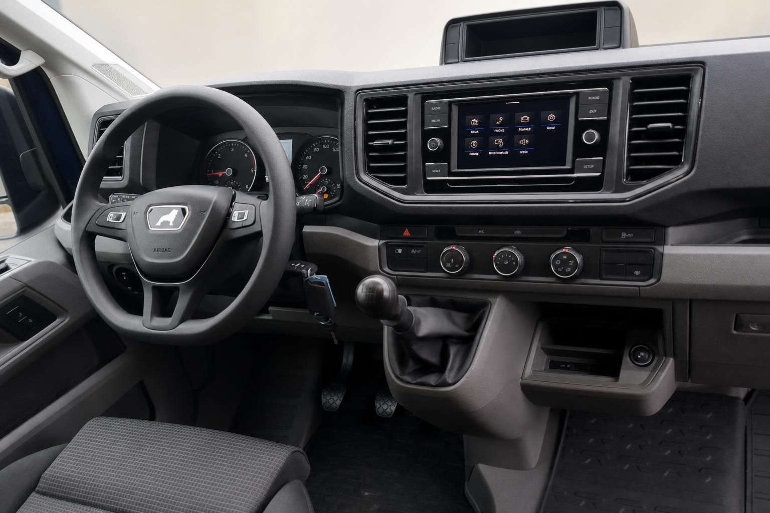 Fahrzeug Innenraum mit Lenkrad, Armaturenbrett und Infotainment-System - Cockpit Ansicht