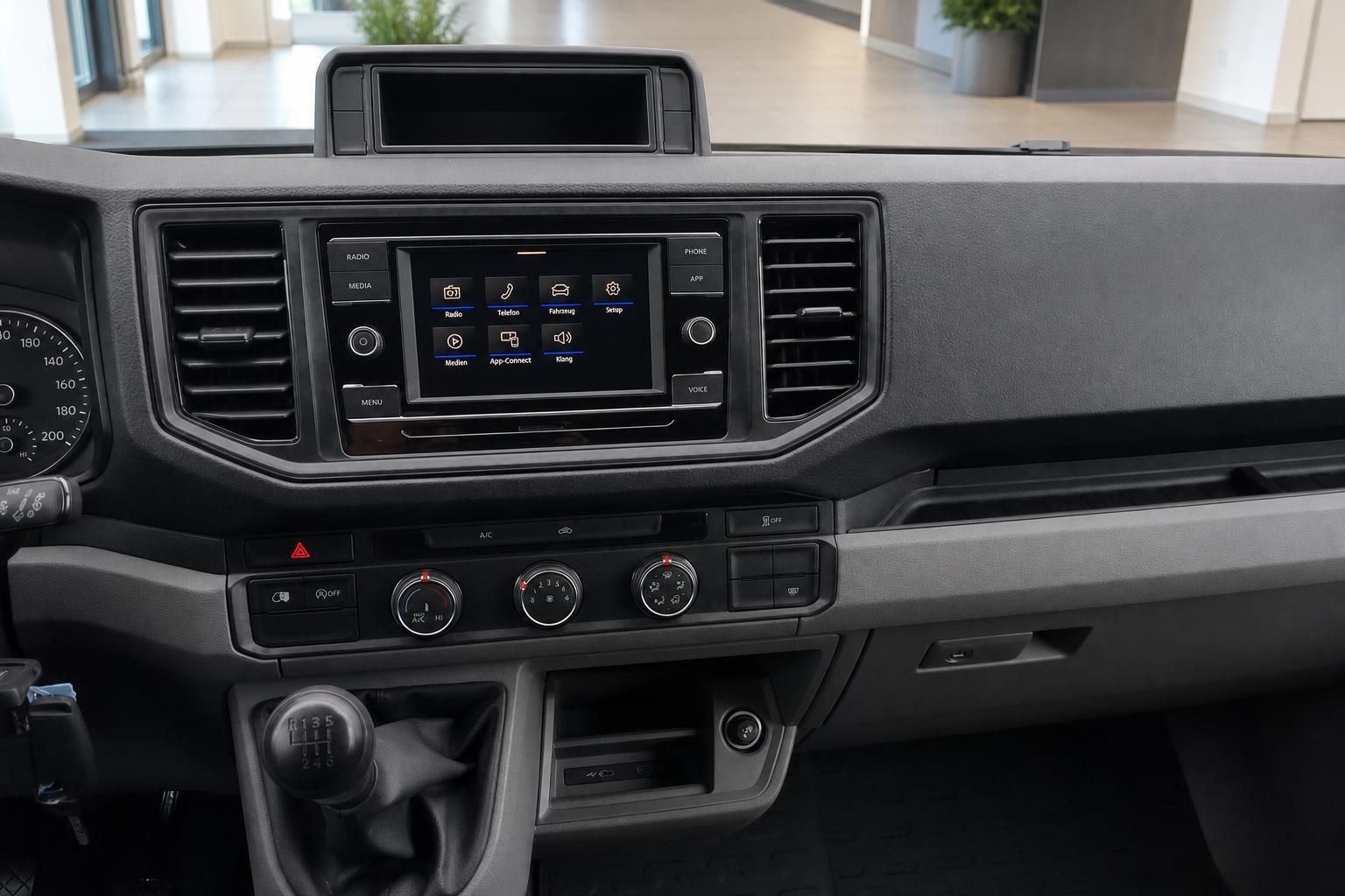 MAN TGE Armaturenbrett mit Infotainment-Display und Klimabedienung