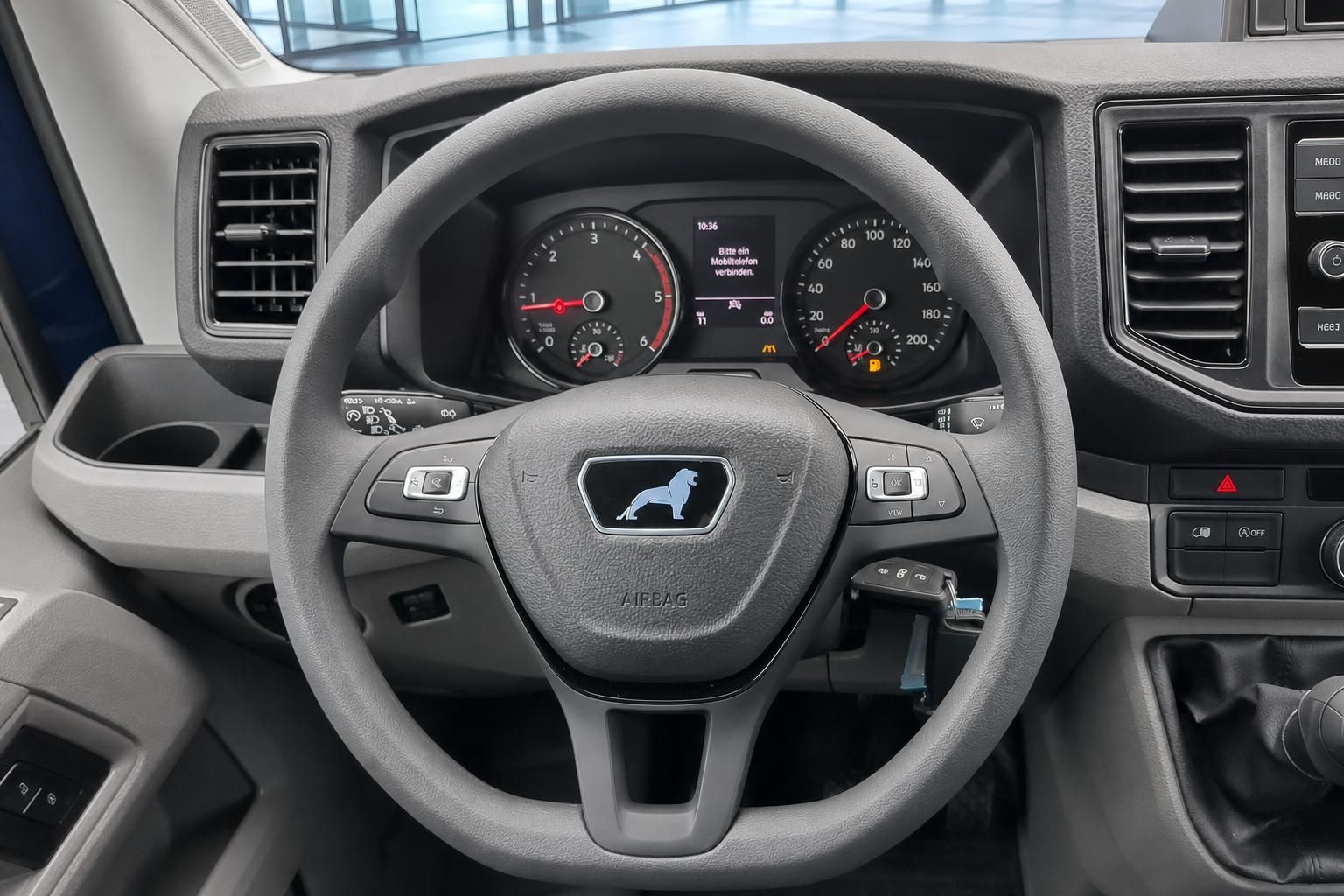 Detailaufnahme Fahrzeug-Lenkrad mit Tacho und Armaturenbrett - Innenraum Cockpit