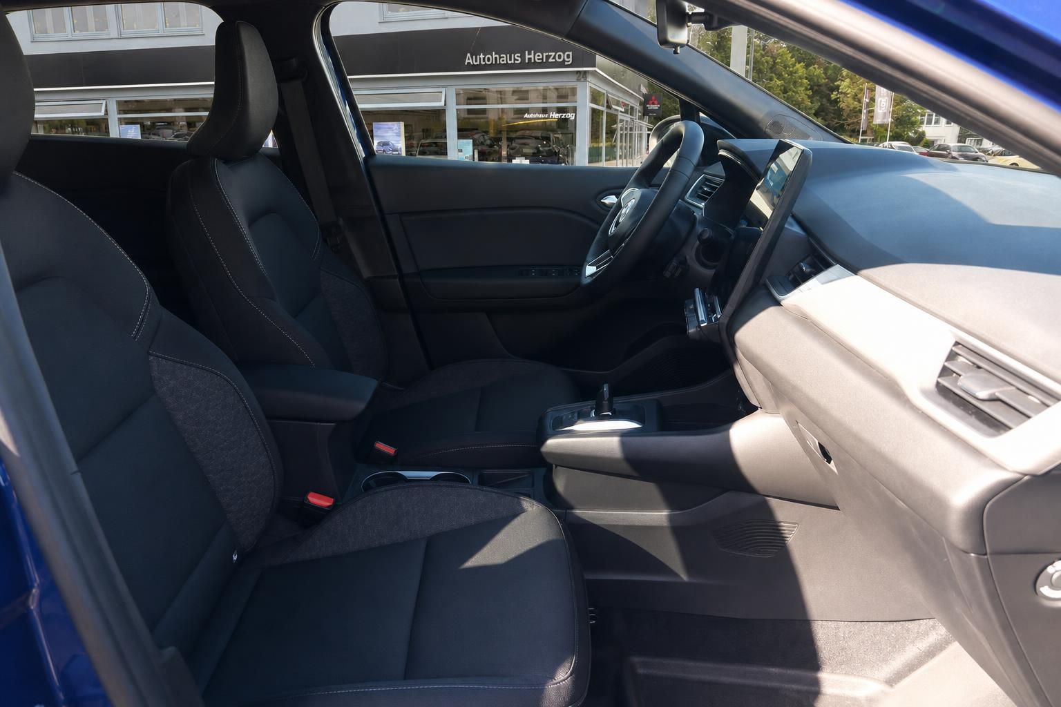 Cockpit und Armaturenbrett des Mitsubishi ASX mit Lenkrad, schwarzer Innenausstattung und beigen Akzenten