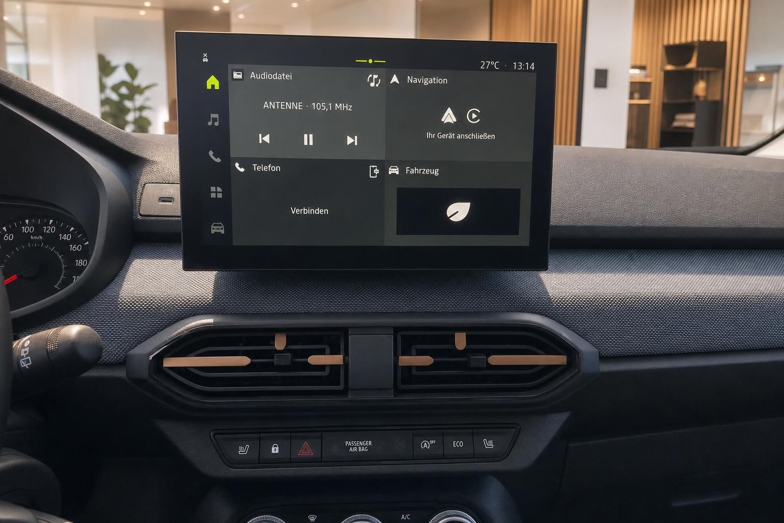 Infotainment-Display mit Navigation und Radiofunktion im Armaturenbrett