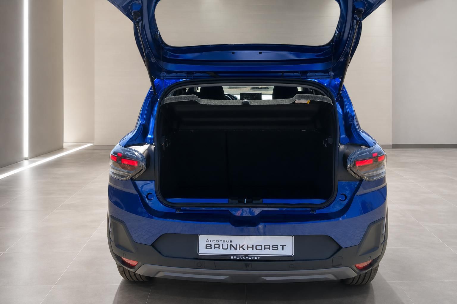 Blaues Auto mit geöffneter Heckklappe und leerem Kofferraum in Ansicht