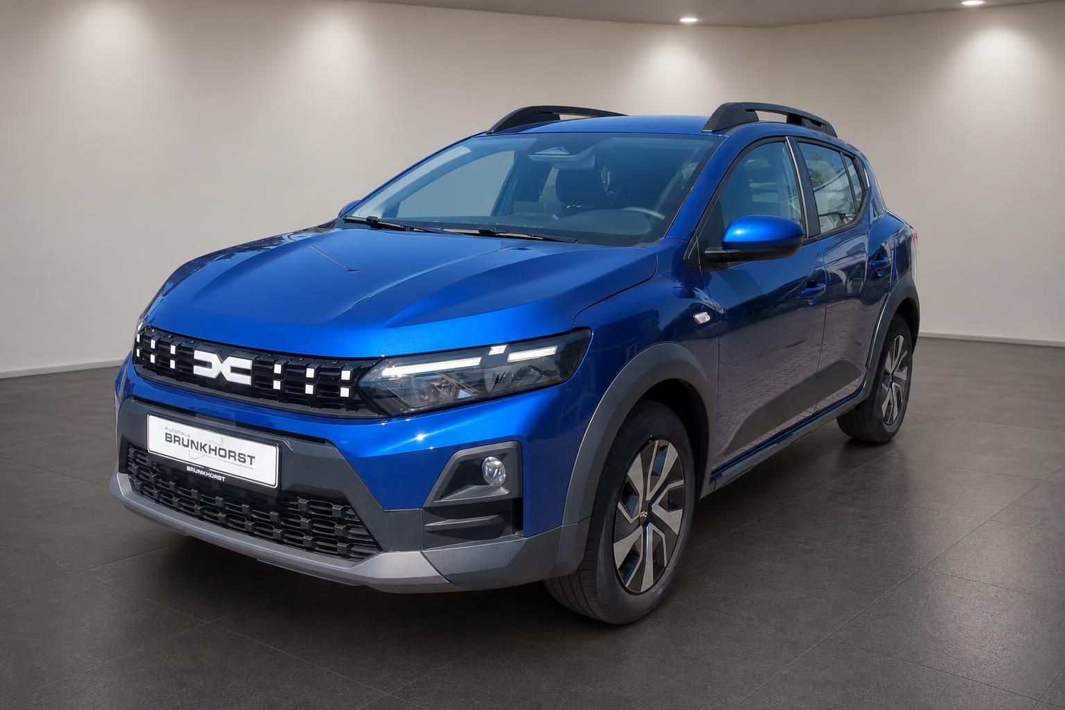 Dacia Sandero Stepway blau, Frontansicht schräg im Autohaus Brunkhorst