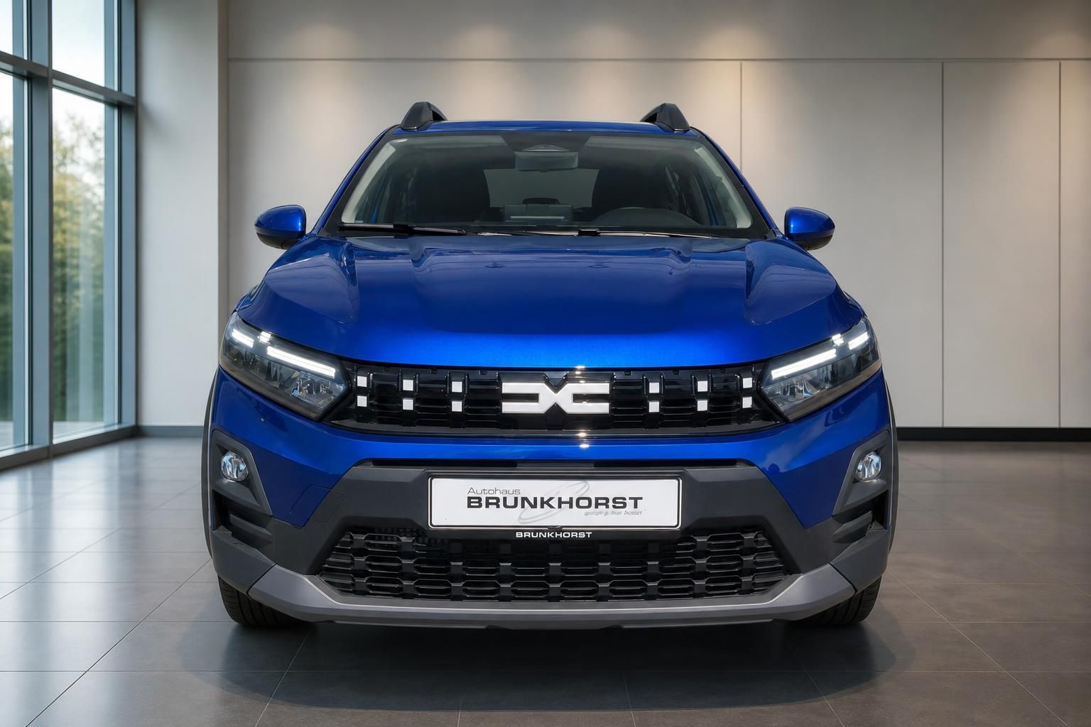 Dacia Sandero Stepway blau, Frontansicht mit LED-Scheinwerfern