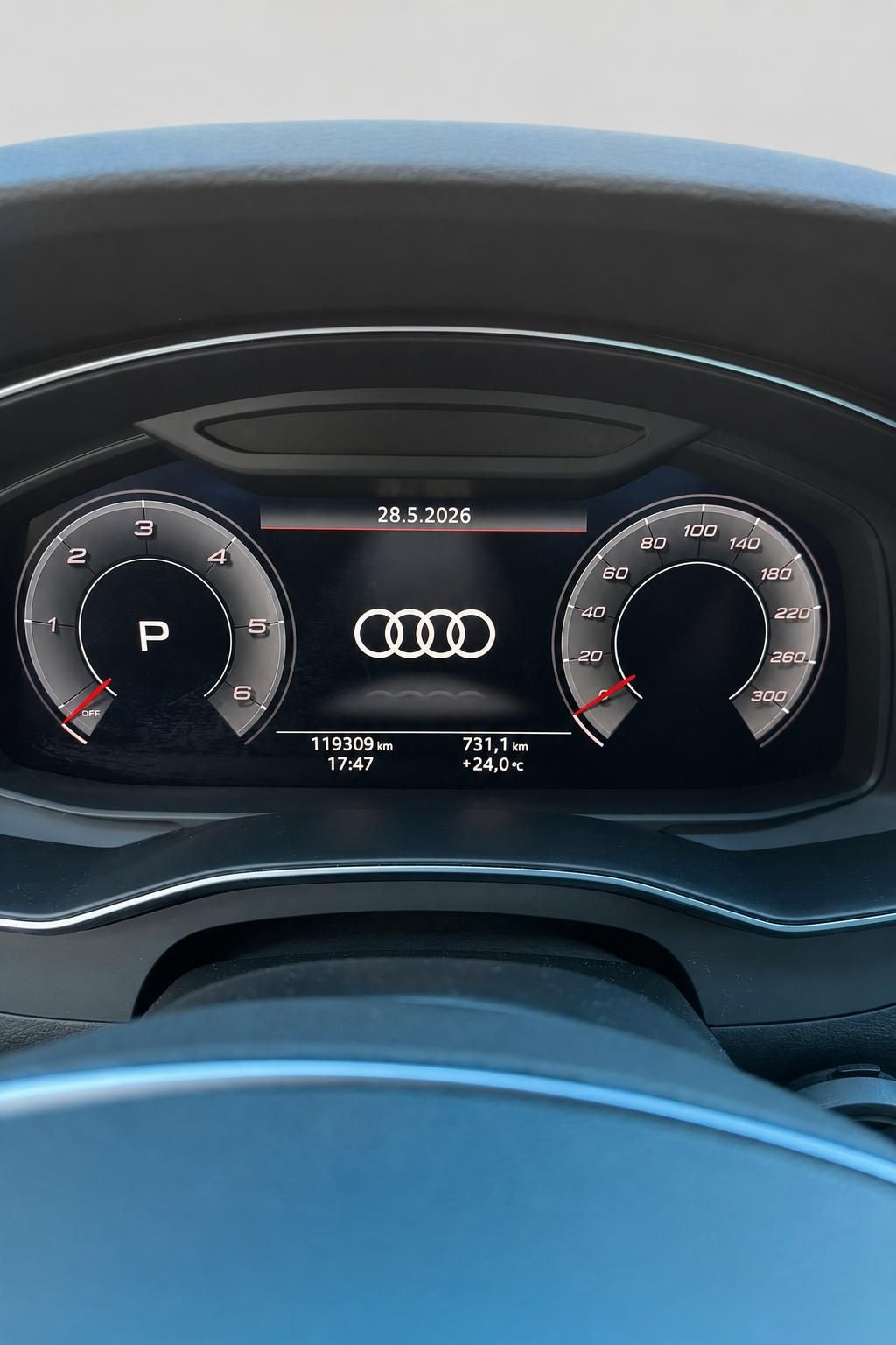 Audi Kombiinstrument mit Tacho und digitaler Anzeige