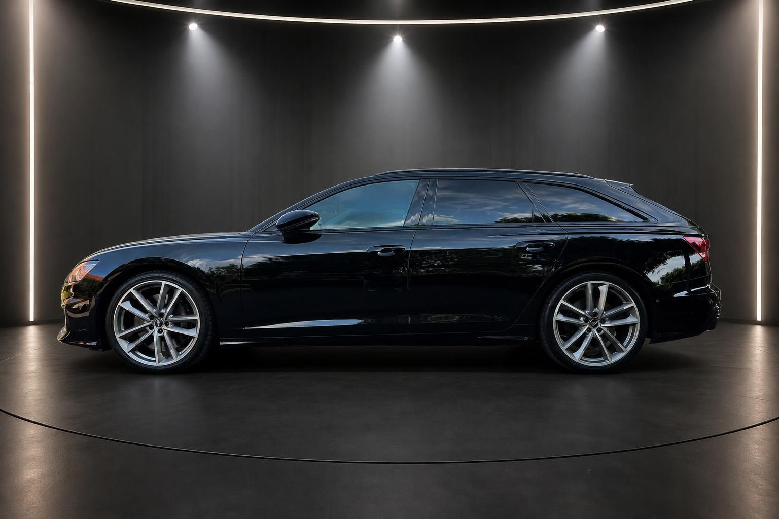 Schwarzer Audi A6 Limousine Seitenansicht mit eleganter Silhouette in modernem Showroom