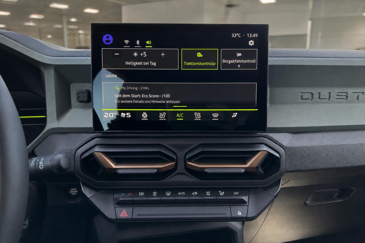 Fahrzeug Infotainment-Display mit Klimasteuerung und digitalen Bedienelementen