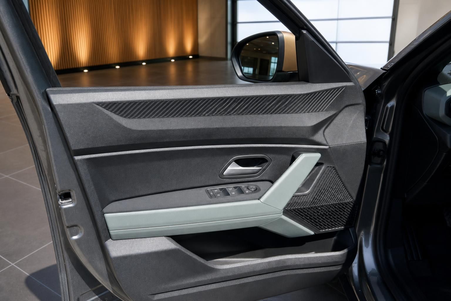 Auto Türverkleidung innen mit Fensterheberschaltern und grau-schwarzem Design