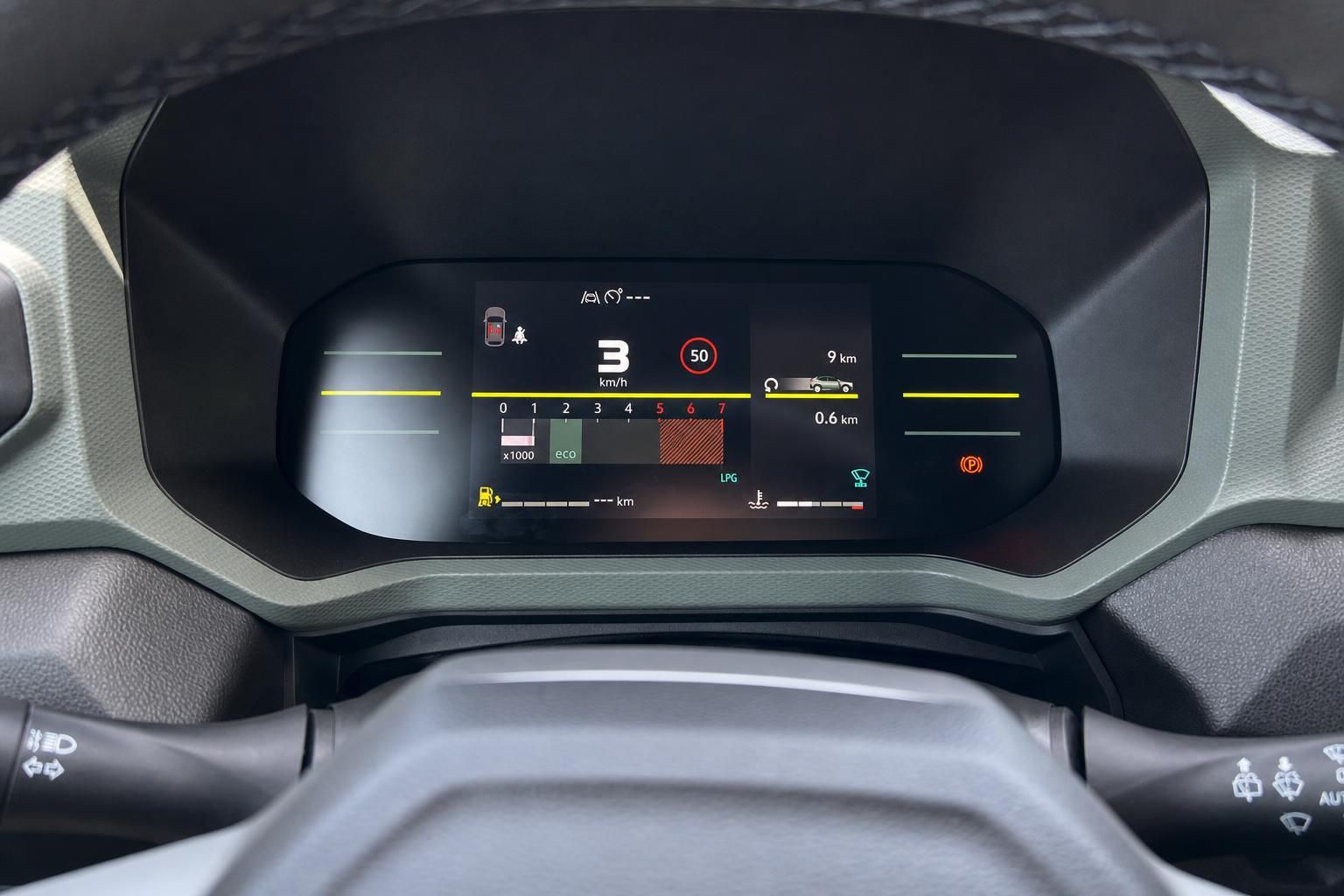 Digitales Kombiinstrument im Fahrzeug-Cockpit mit Tachoanzeige und modernem Display