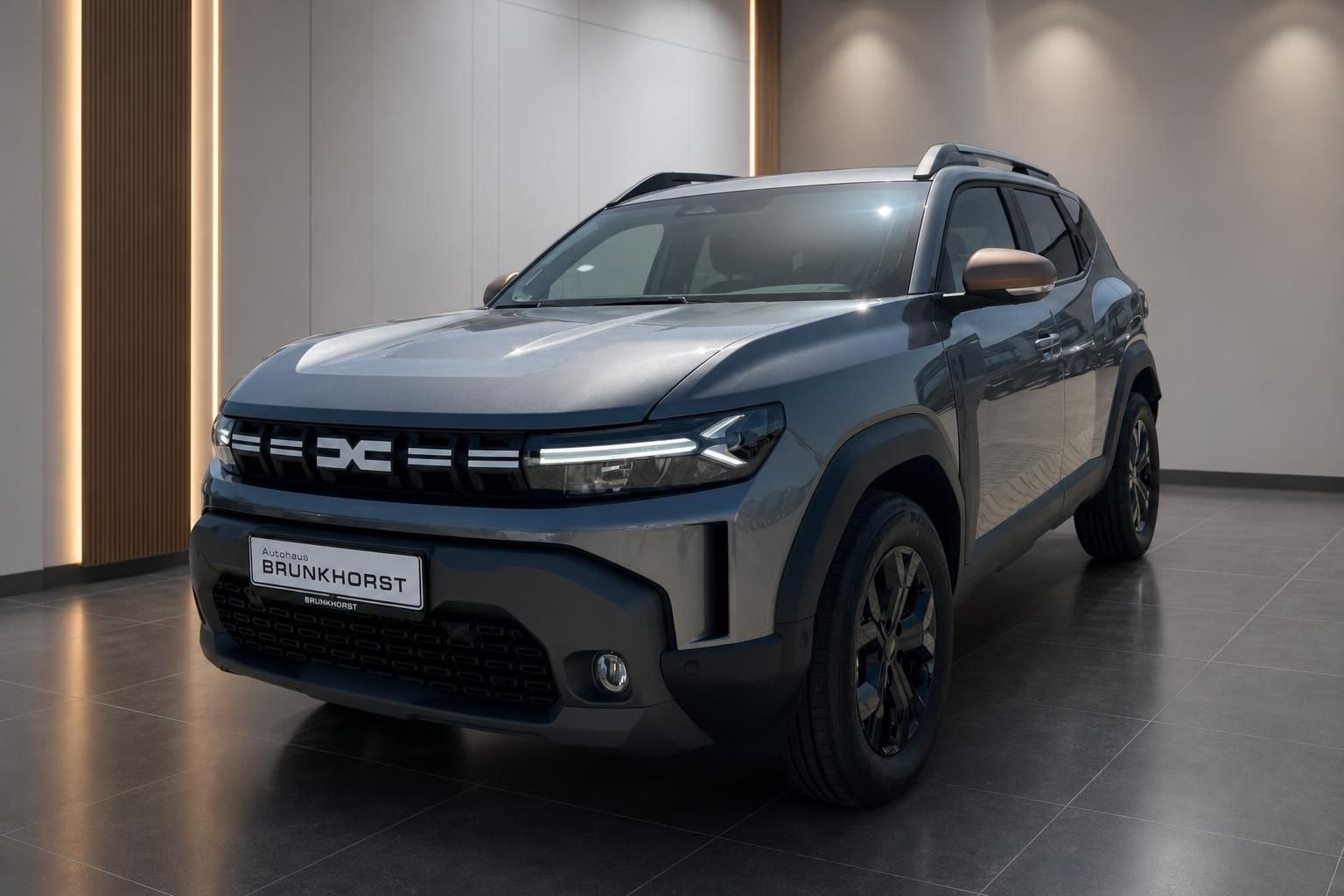 Dacia Duster Seitenansicht in grau - moderner SUV im Autohaus Brunkhorst Showroom