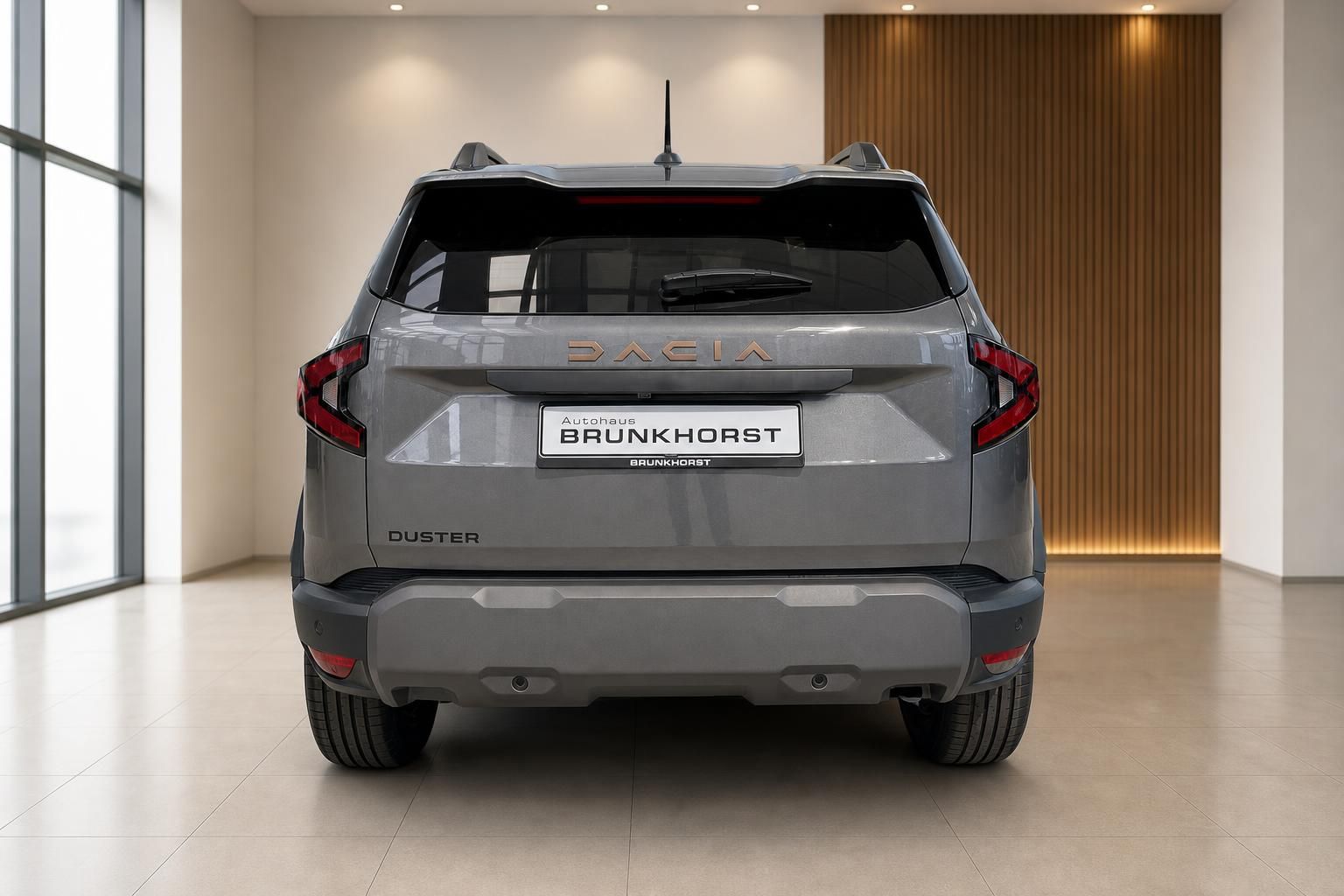 Dacia Duster Heckansicht grau - SUV Rückseite im Autohaus Brunkhorst Showroom
