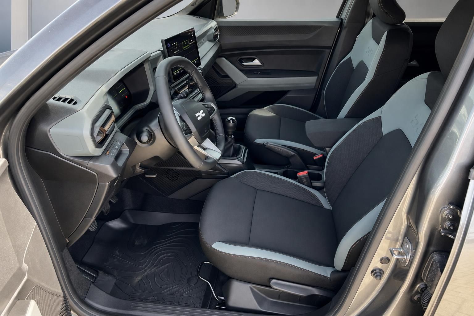 Dacia Duster Innenraum - Cockpit mit schwarzgrauen Sitzen und modernem Armaturenbrett