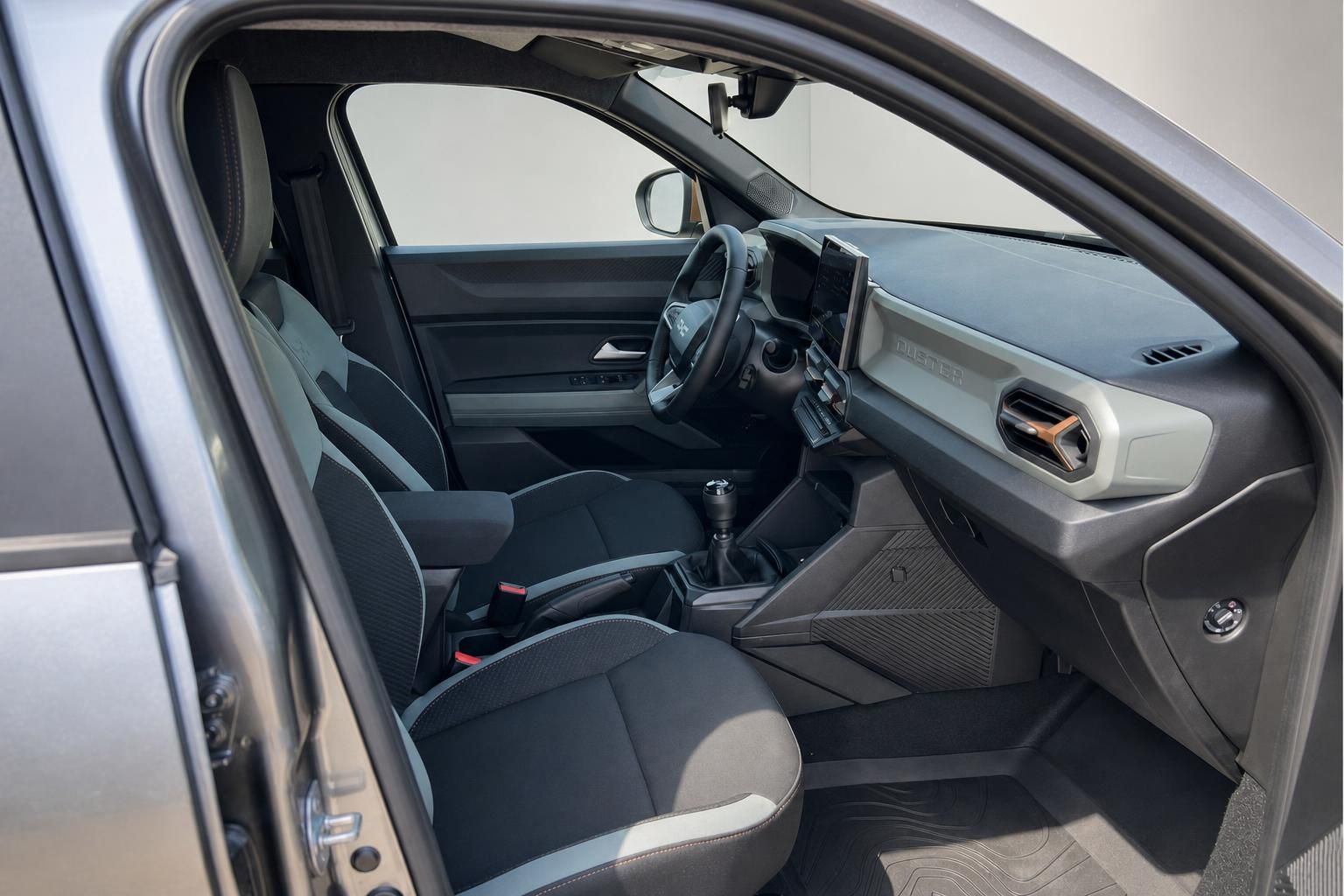 Auto Innenraum Beifahrerseite mit Sitzen und Armaturenbrett in grau-schwarzem Design