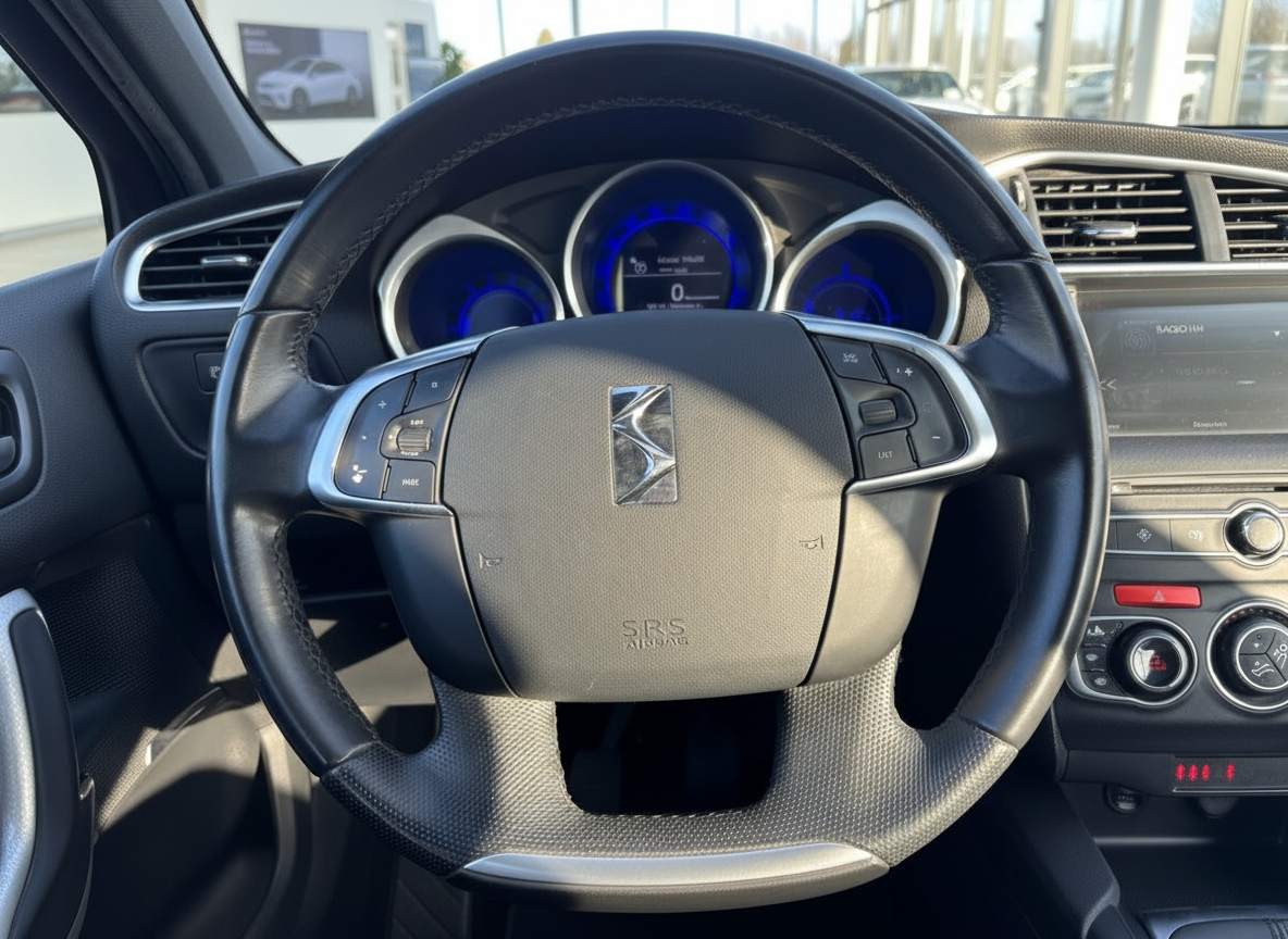 DS Automobiles Innenraum mit Lenkrad, blaue Instrumentenanzeige und Mittelkonsole