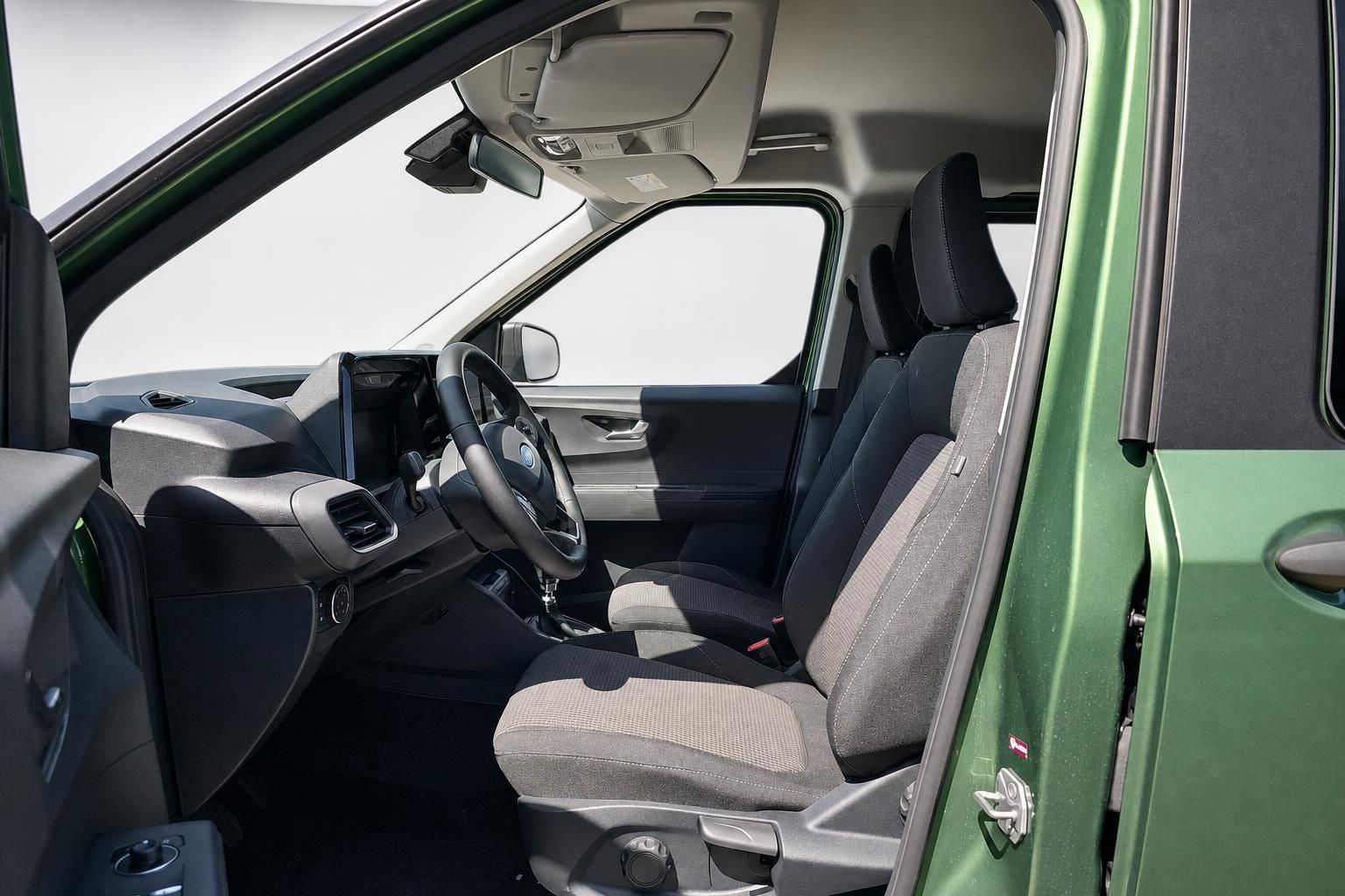 Fahrersitz und Cockpit im gruenen Ford Van Innenraum