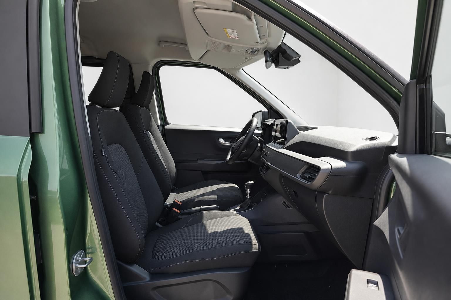 Innenraum Ford Van mit schwarzen Stoffsitzen und Cockpit