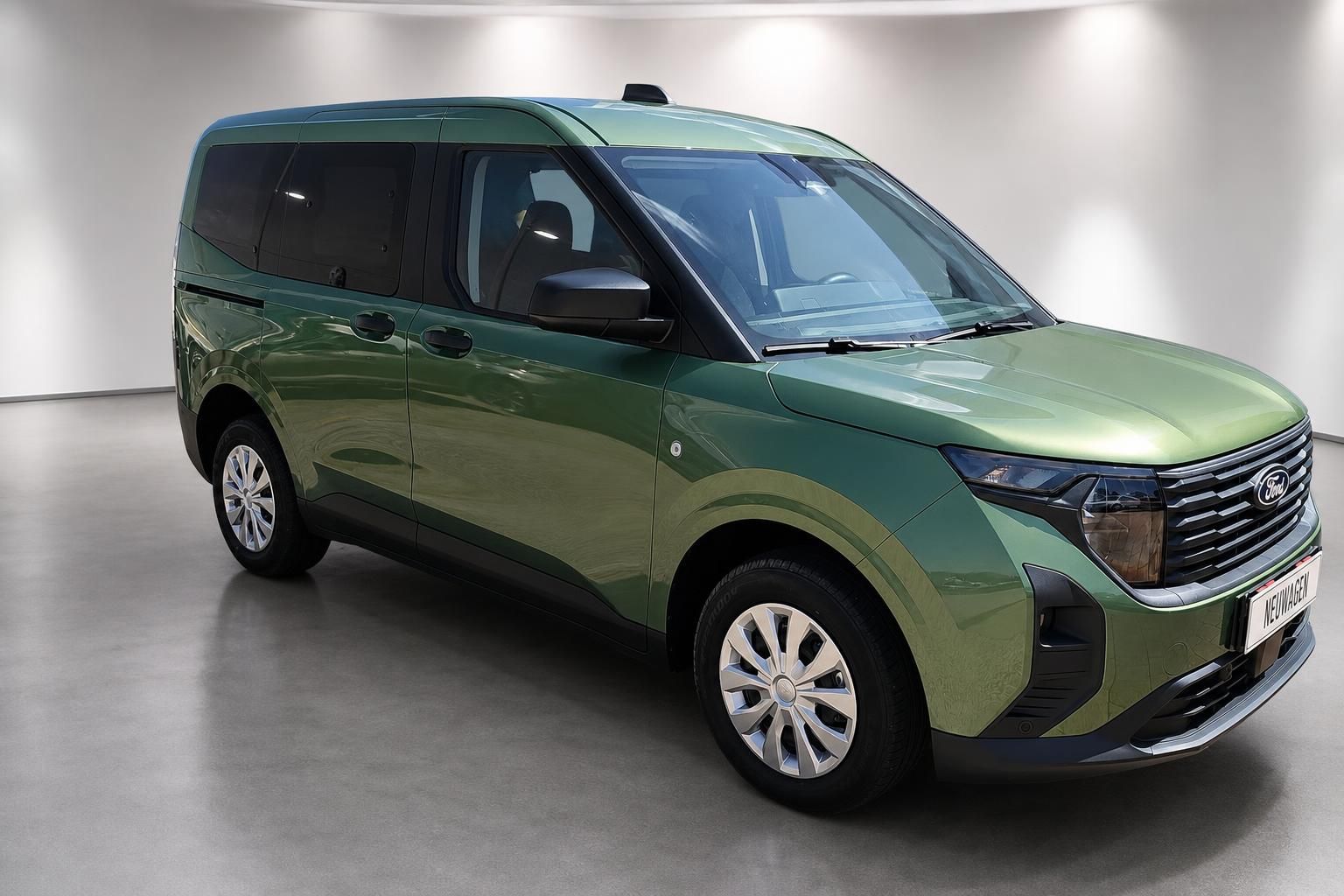 Ford Tourneo Courier gruen, Frontansicht schraeg im Showroom