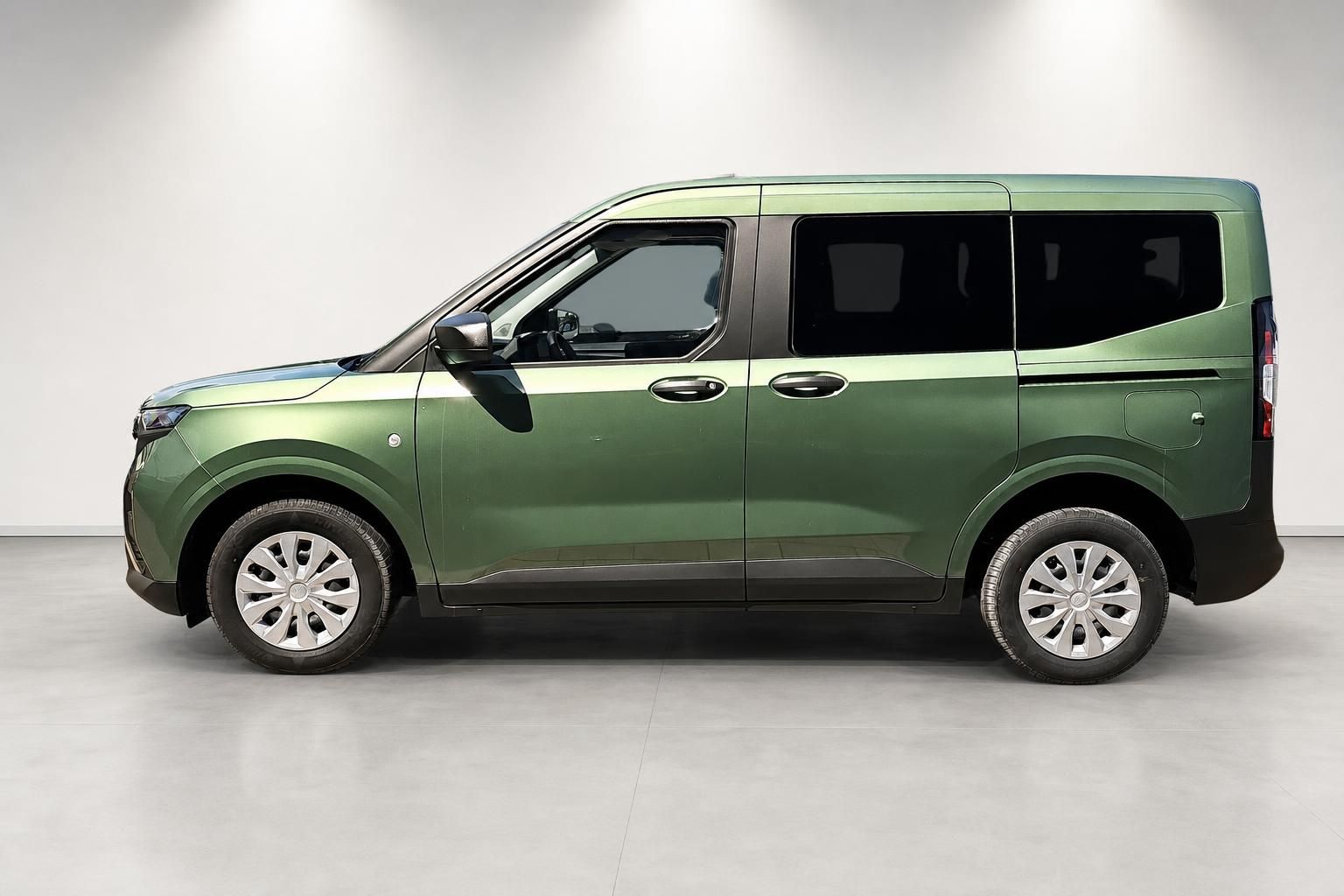 Ford Tourneo Courier in Gruen Metallic, Seitenansicht im Studio